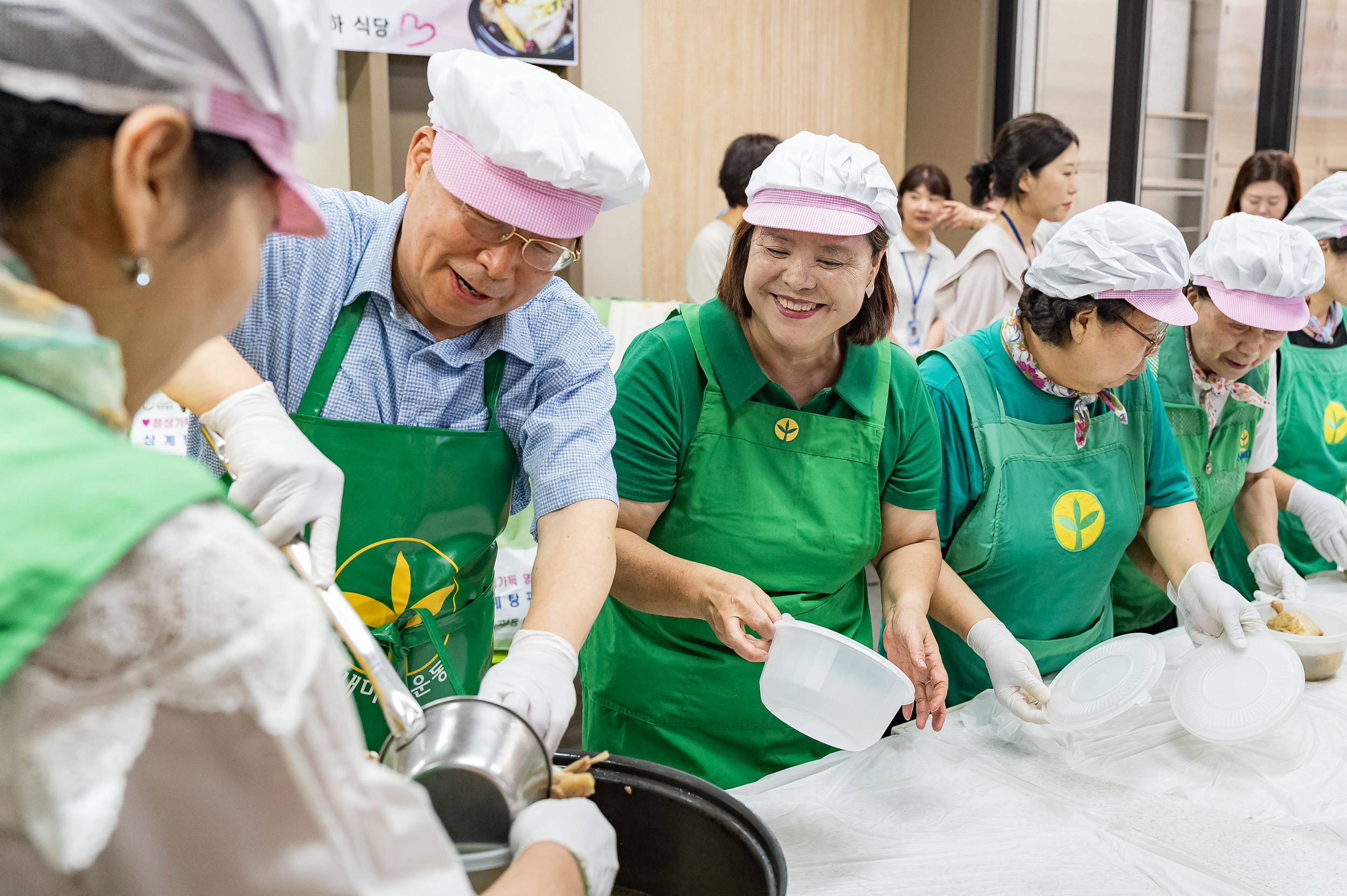20250708-중곡4동 새마을부녀회 사랑의 삼계탕 및 밑반찬 나눔 행사 20250708-0425_L_151745.jpg
