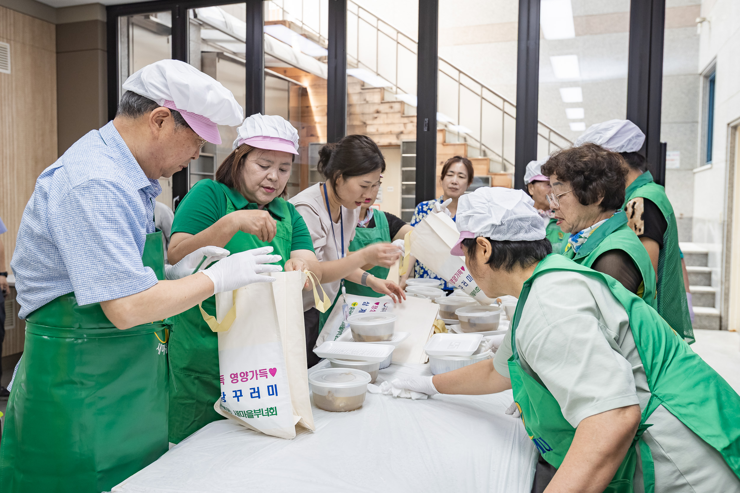 20250708-중곡4동 새마을부녀회 사랑의 삼계탕 및 밑반찬 나눔 행사 20250708-0574_L_151746.jpg