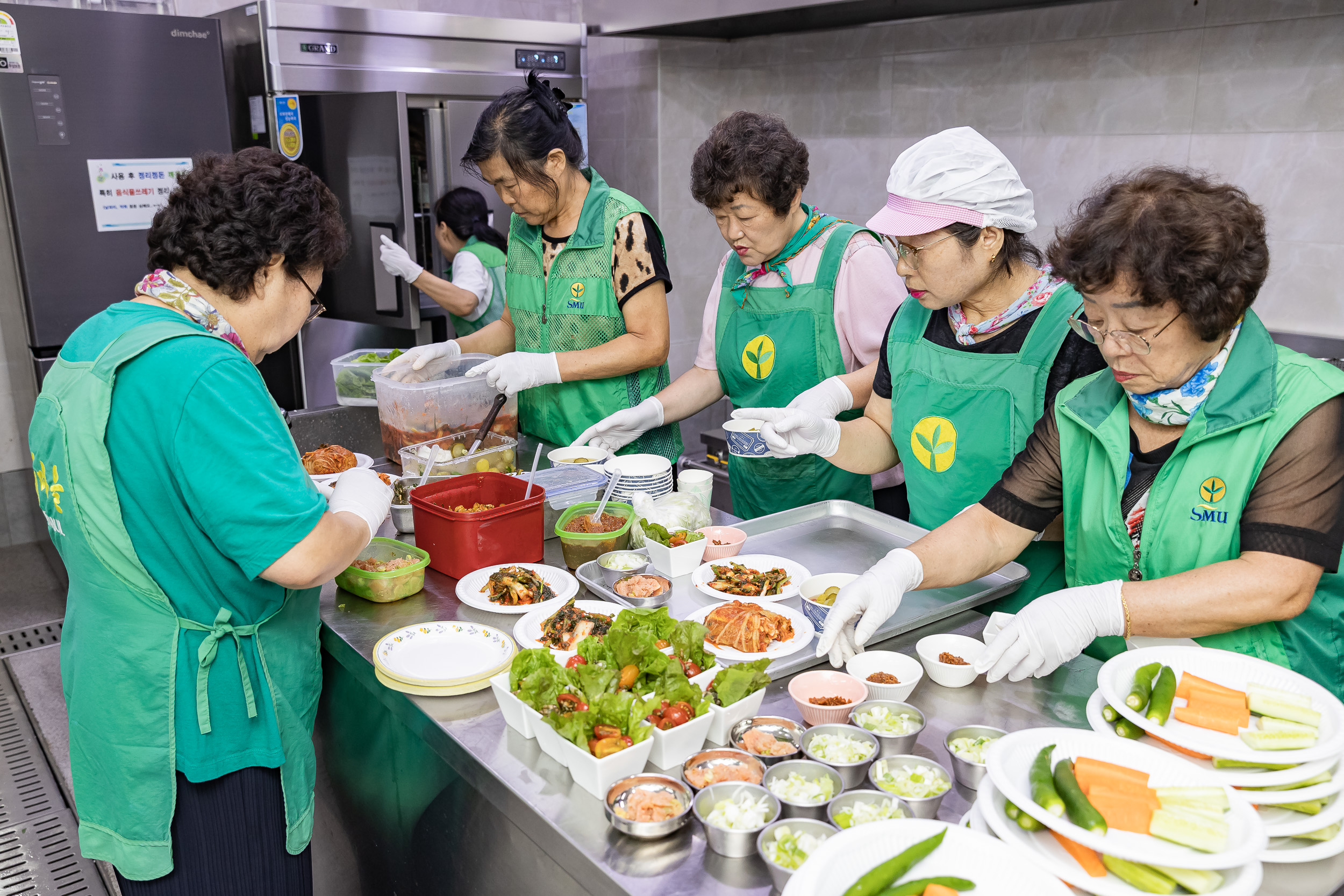 20250708-중곡4동 새마을부녀회 사랑의 삼계탕 및 밑반찬 나눔 행사 20250708-0471_L_151745.jpg