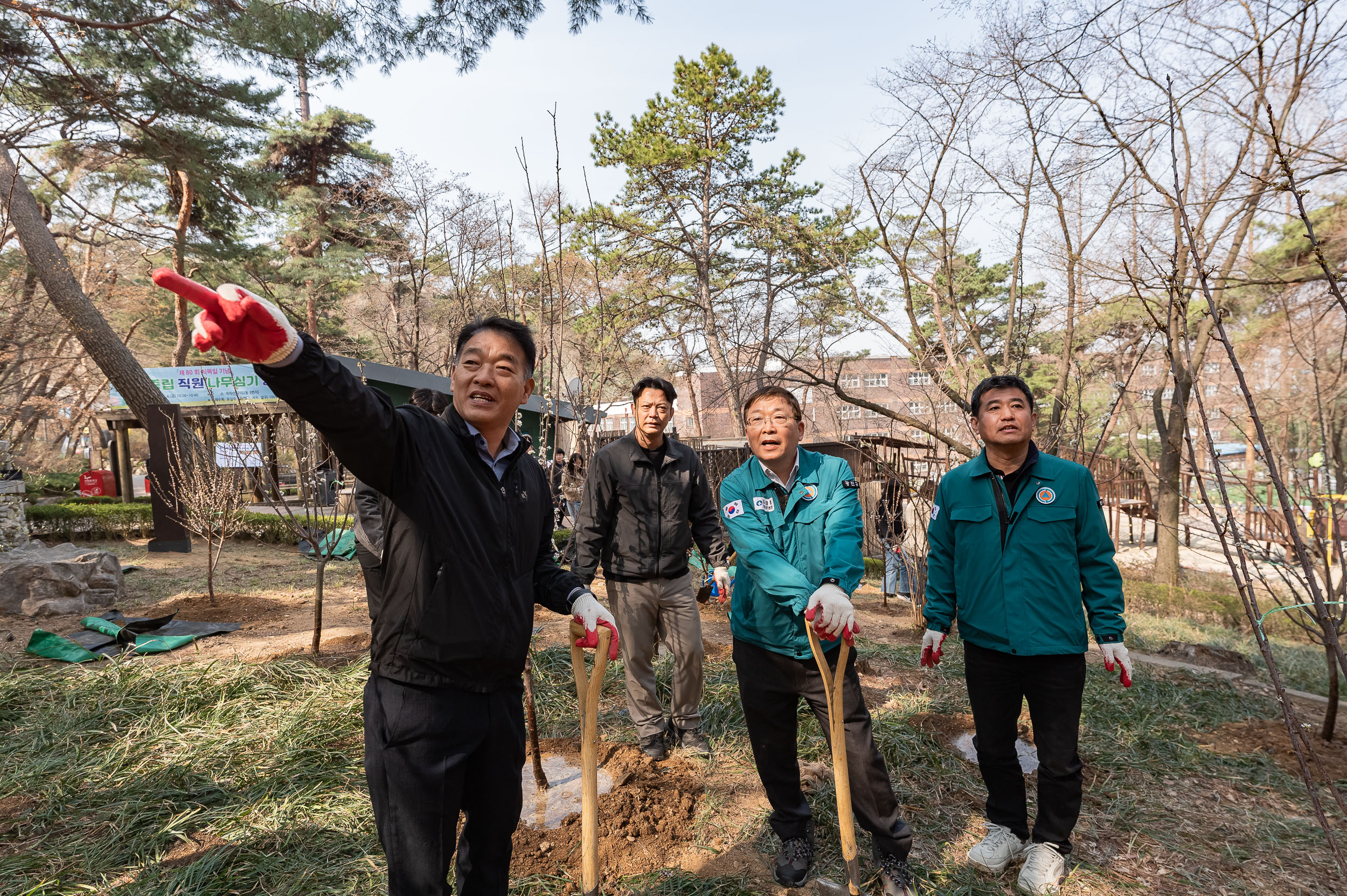 20250404-탄소중립 직원 나무심기 행사(제80회 식목일 기념) 20250404-44196_L_173030.jpg