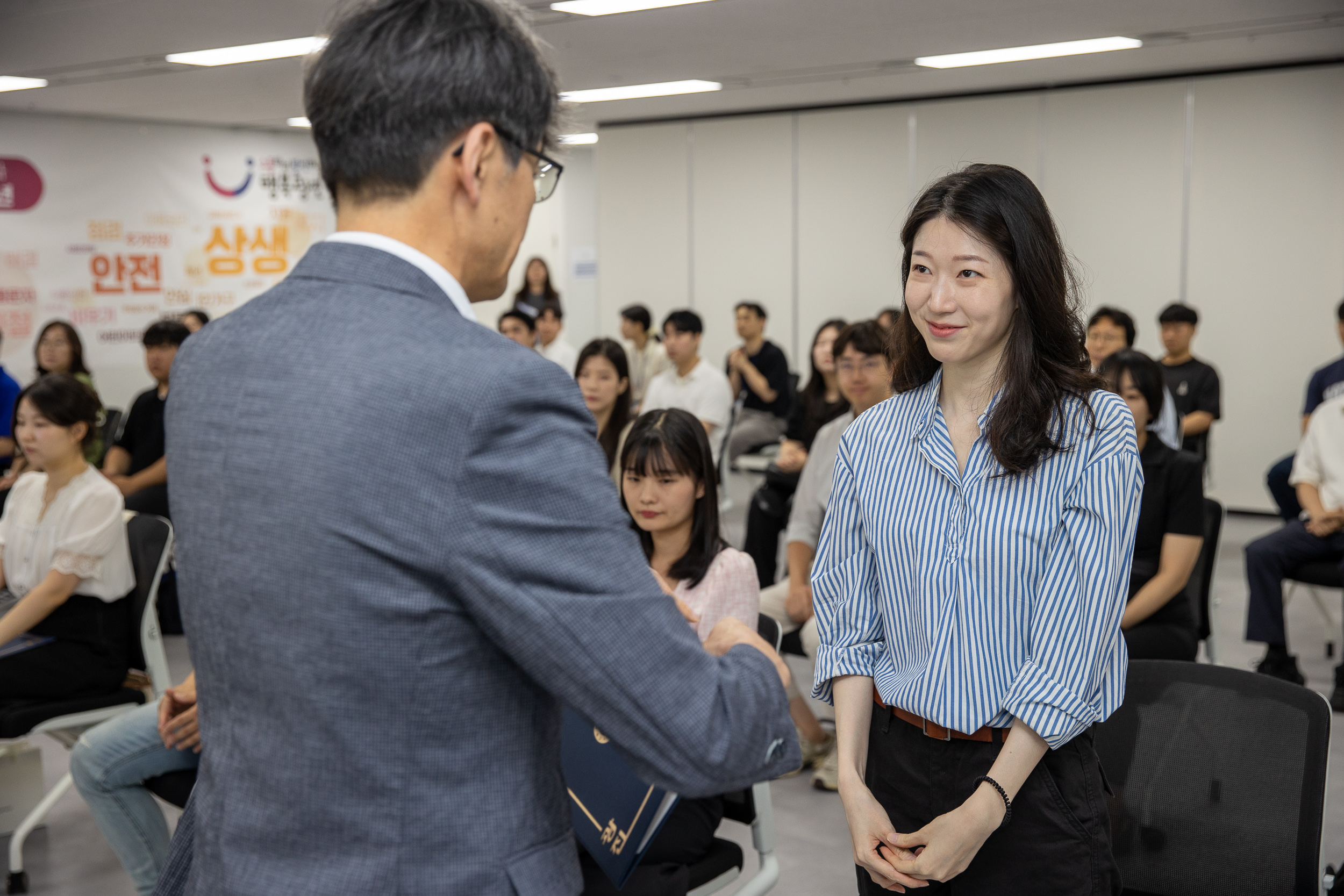 20250717-2025년 하반기 6급이하 과학기술직 정기인사 발령장 수여식 20250717-6257_L_175543.jpg