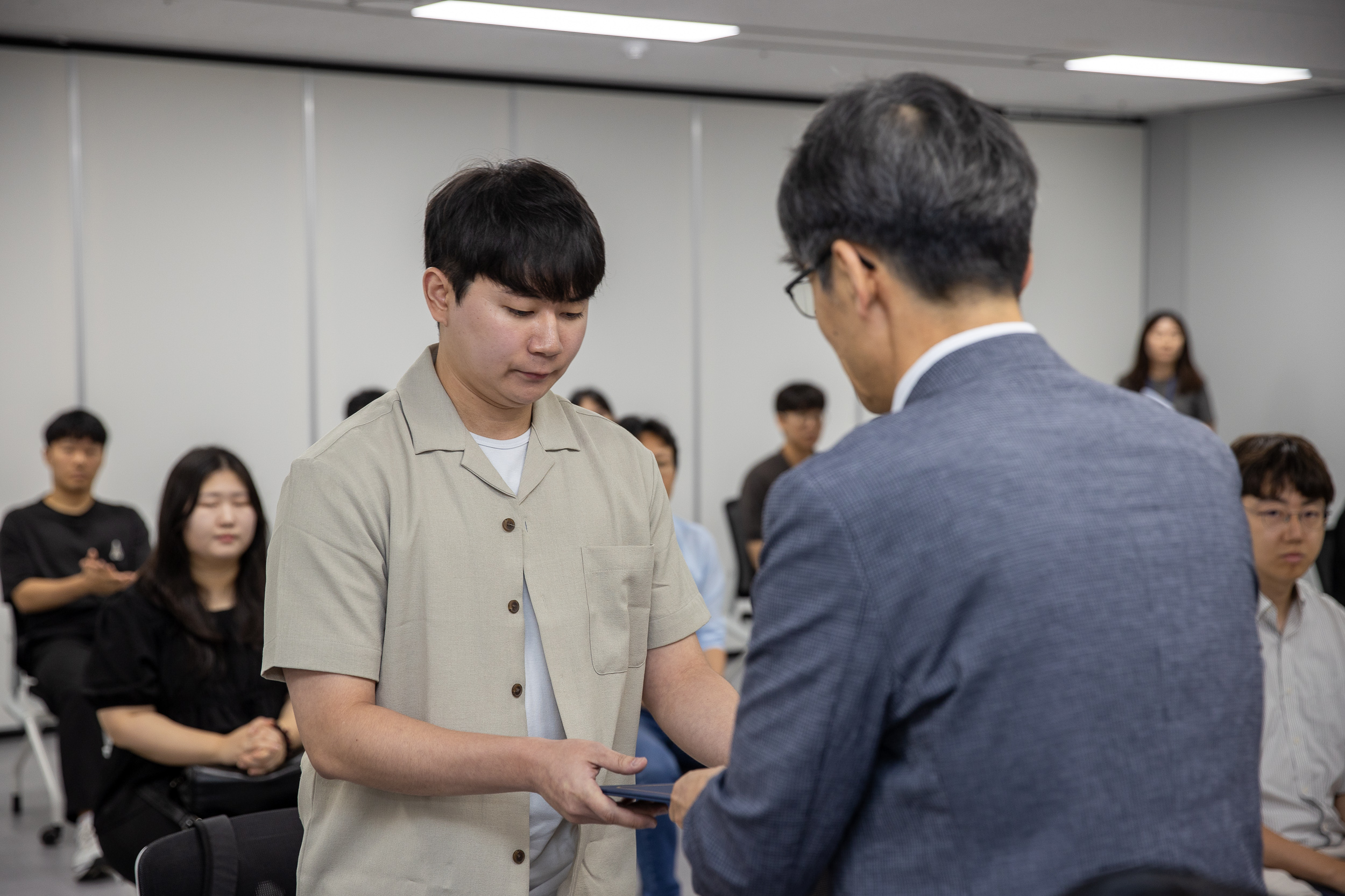 20250717-2025년 하반기 6급이하 과학기술직 정기인사 발령장 수여식 20250717-6323_L_175543.jpg