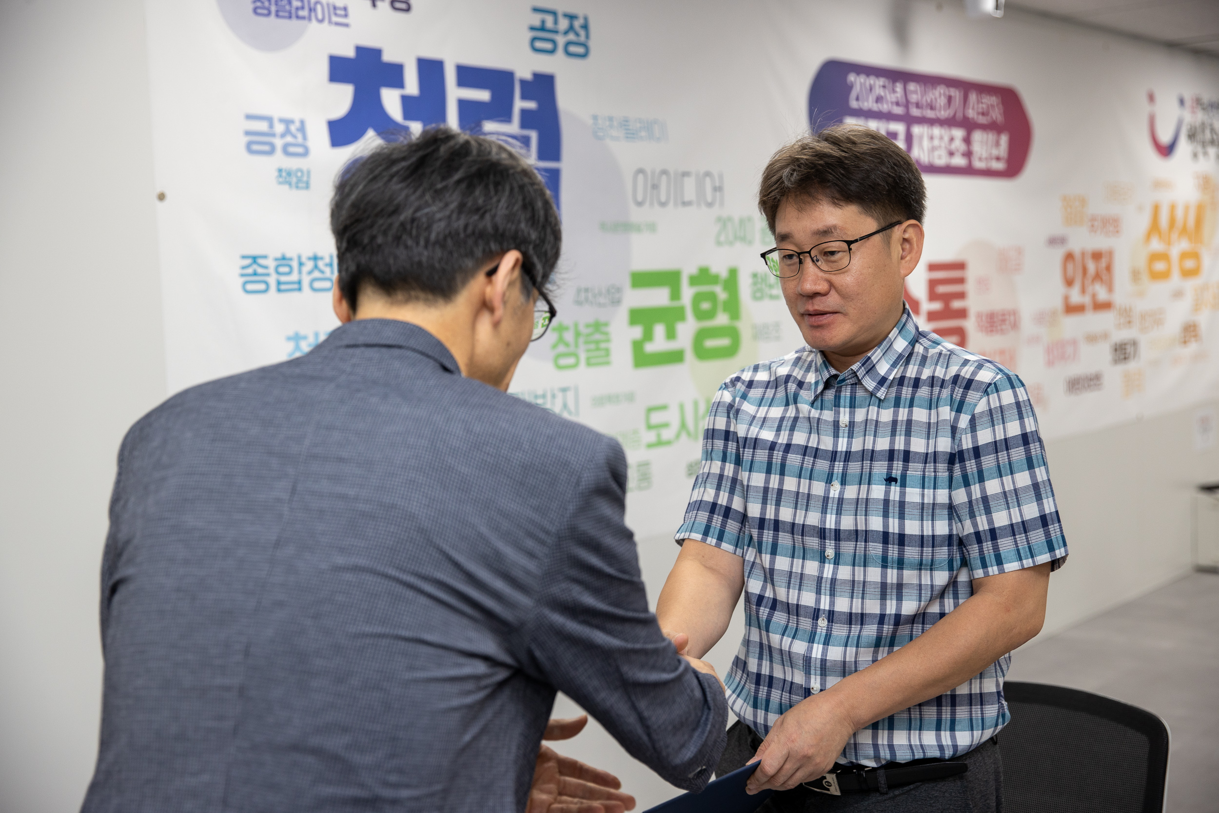 20250717-2025년 하반기 6급이하 과학기술직 정기인사 발령장 수여식 20250717-6194_L_175543.jpg