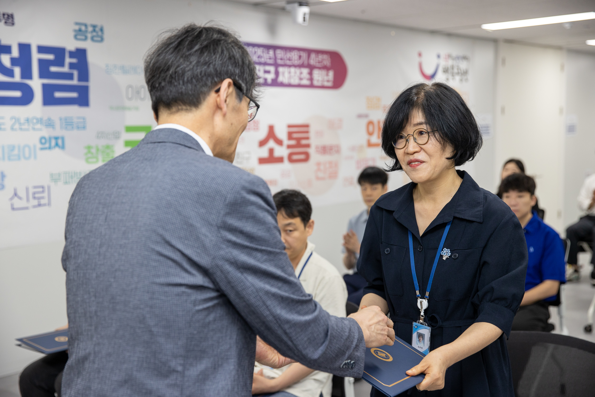20250717-2025년 하반기 6급이하 과학기술직 정기인사 발령장 수여식 20250717-6208_L_175543.jpg