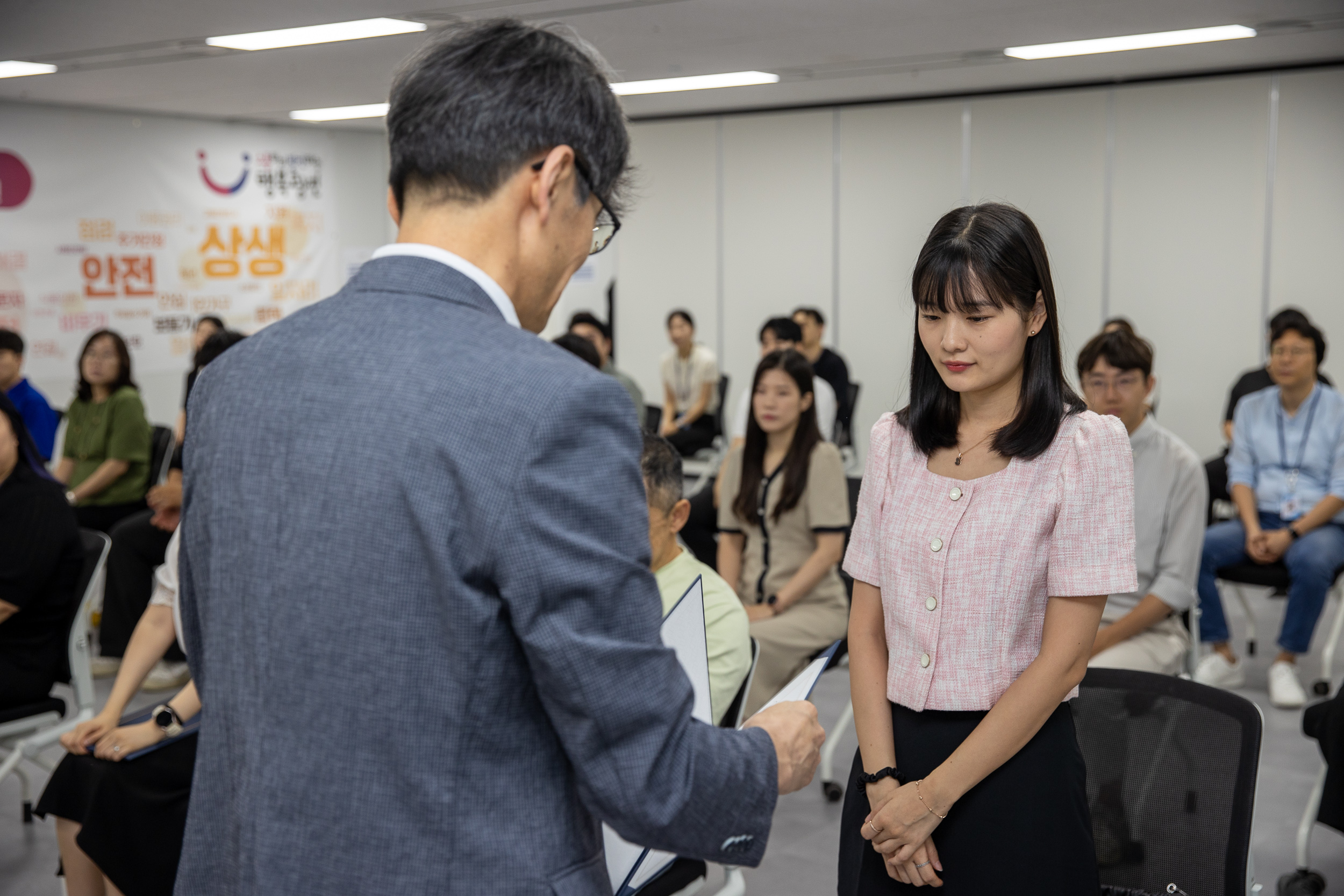 20250717-2025년 하반기 6급이하 과학기술직 정기인사 발령장 수여식 20250717-6247_L_175543.jpg