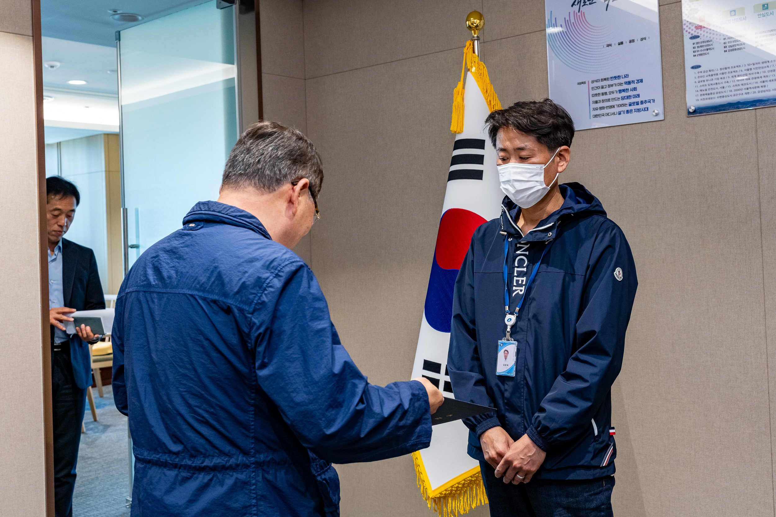 20250424-모범공무직 표창 수여식 20250424-60544_L_130453.jpg