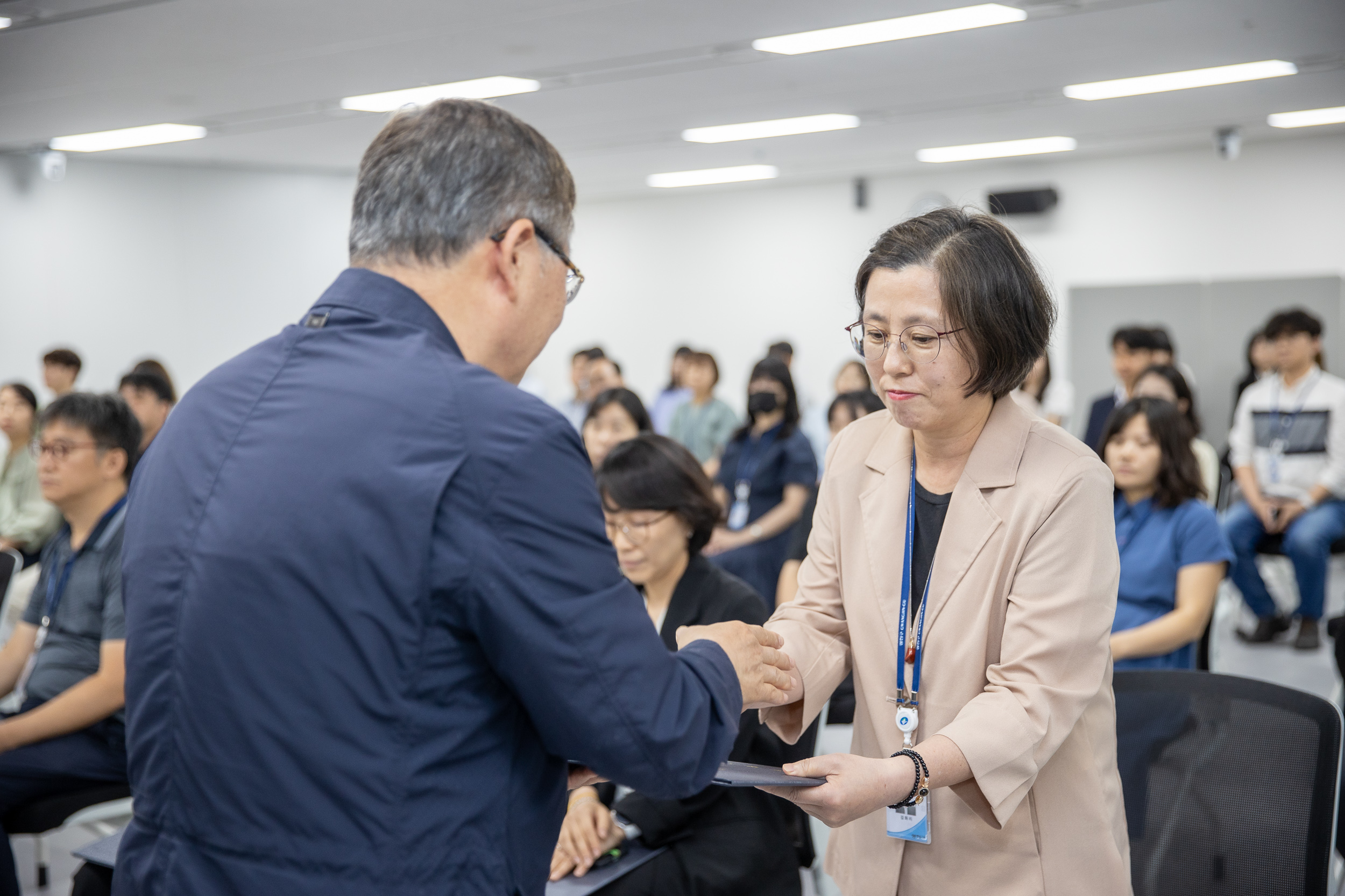 20250630-2025 하반기 정기인사 발령장 수여식 20250630-116881_L_123001.jpg