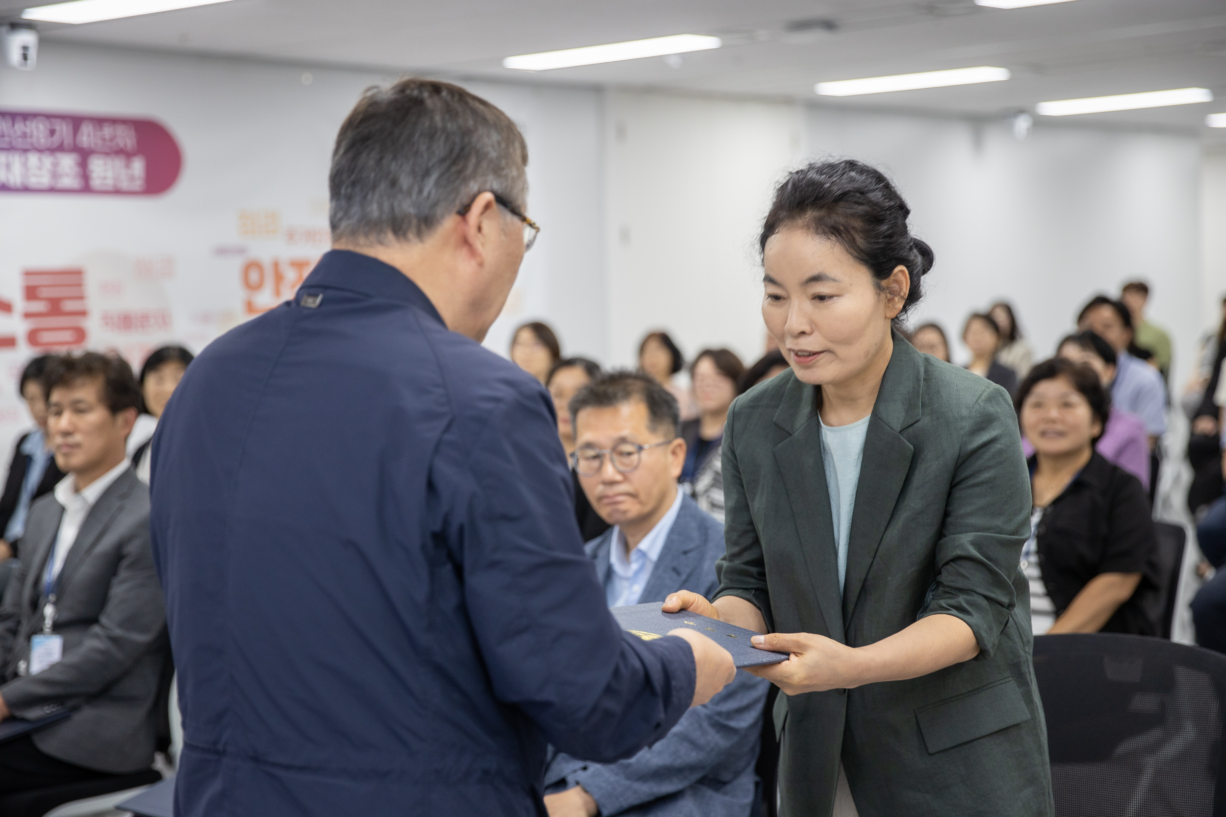 20250630-2025 하반기 정기인사 발령장 수여식 20250630-116360_L_122957.jpg