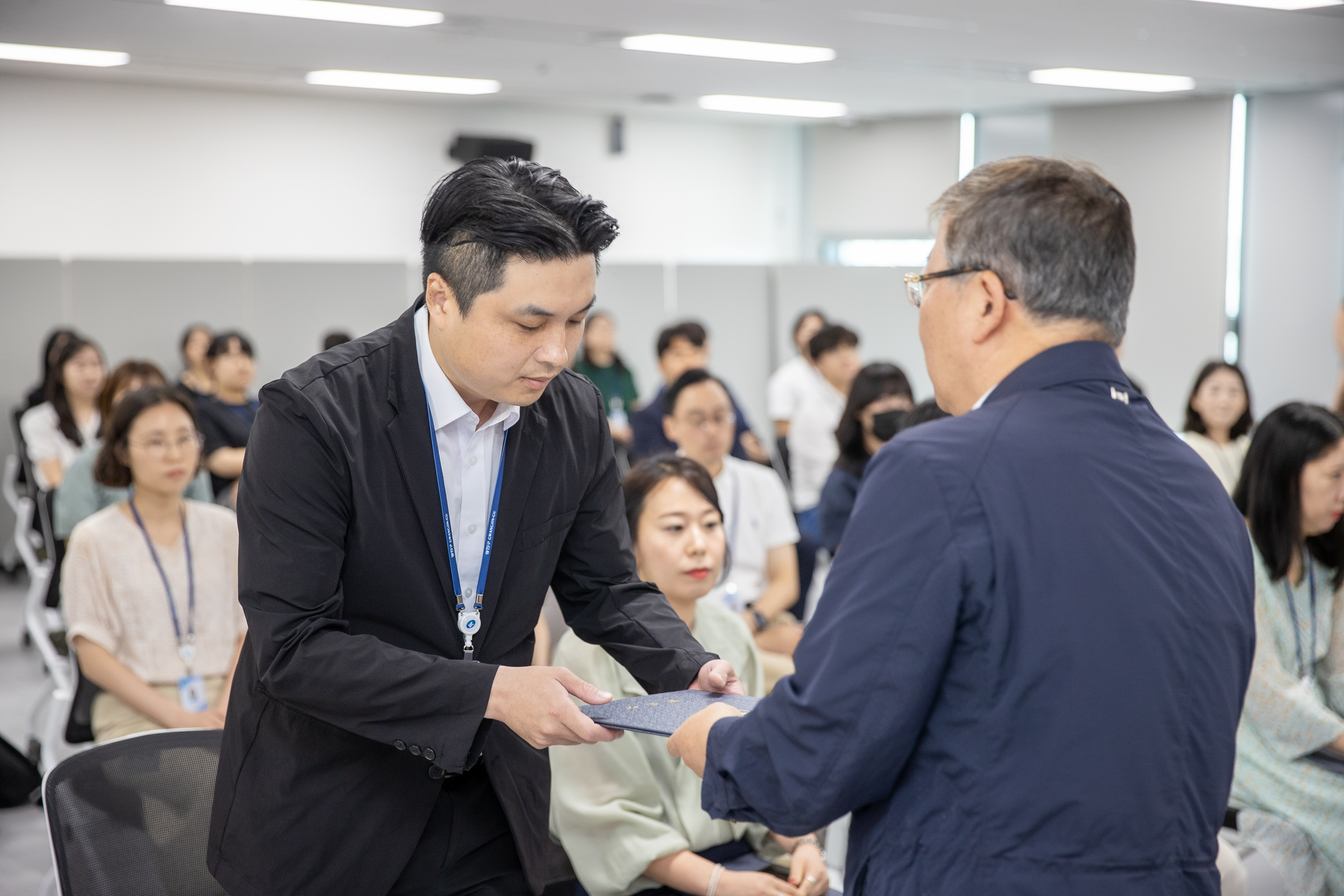 20250630-2025 하반기 정기인사 발령장 수여식 20250630-117003_L_123002.jpg