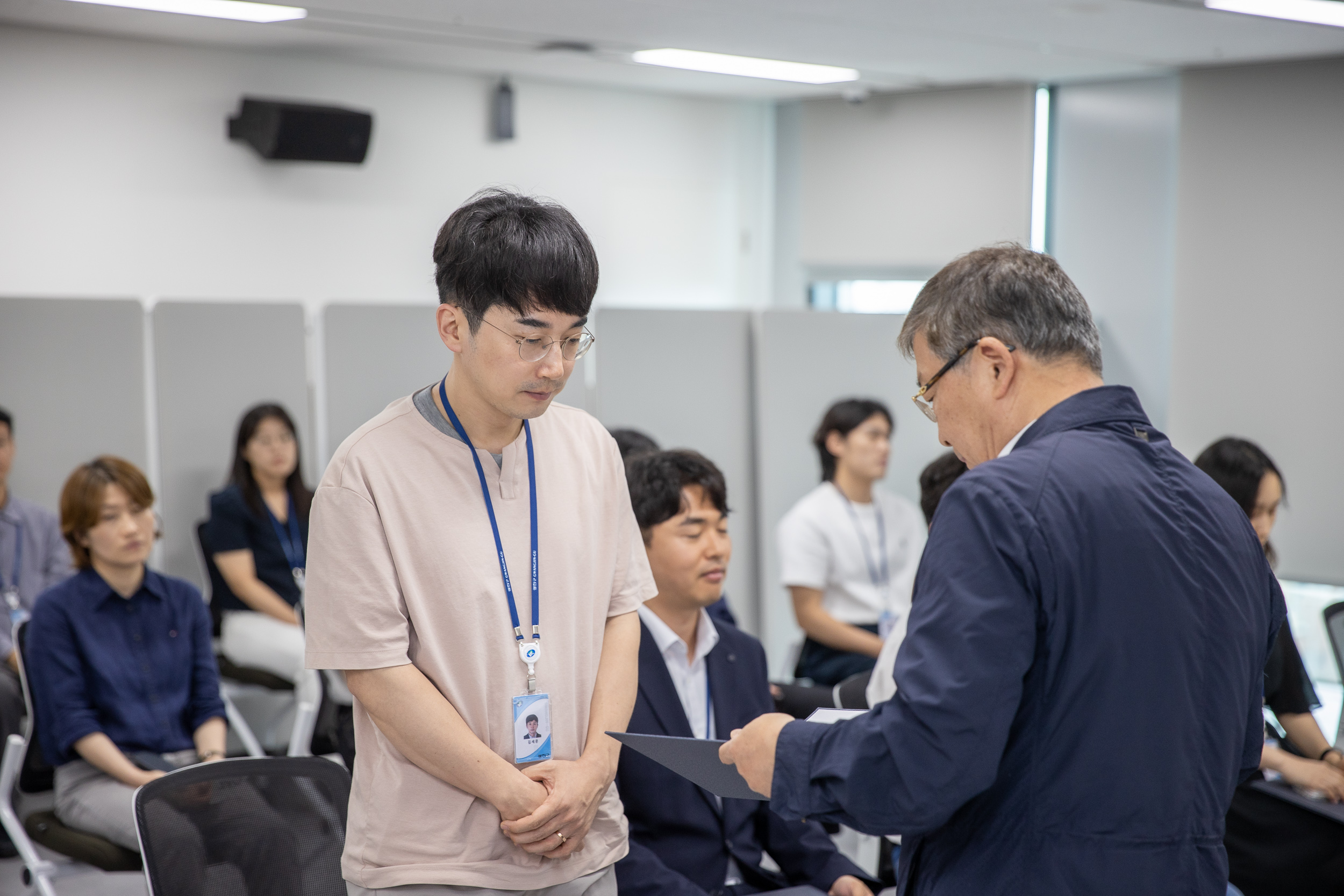 20250630-2025 하반기 정기인사 발령장 수여식 20250630-117156_L_123003.jpg