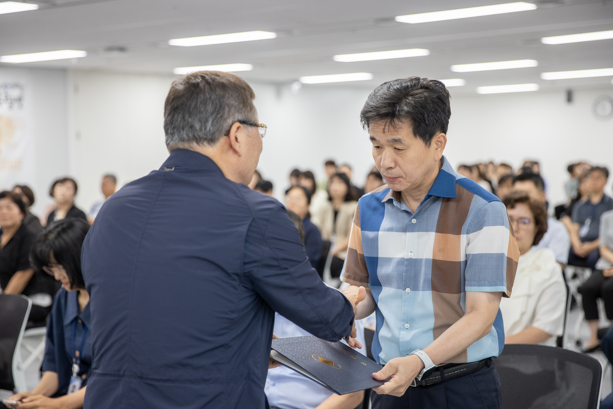 20250630-2025 하반기 정기인사 발령장 수여식 20250630-116394_L_122957.jpg