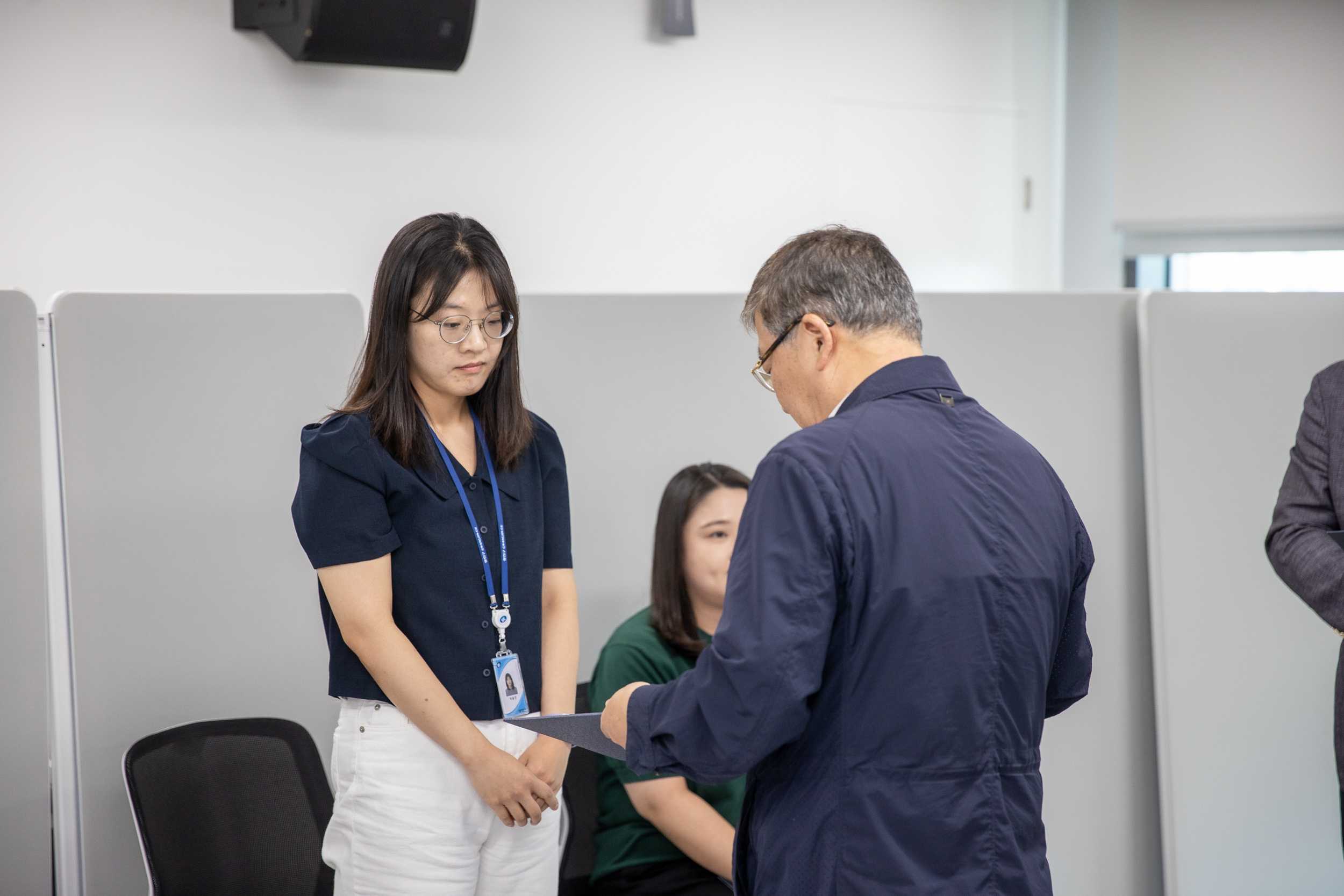 20250630-2025 하반기 정기인사 발령장 수여식 20250630-117363_L_123005.jpg