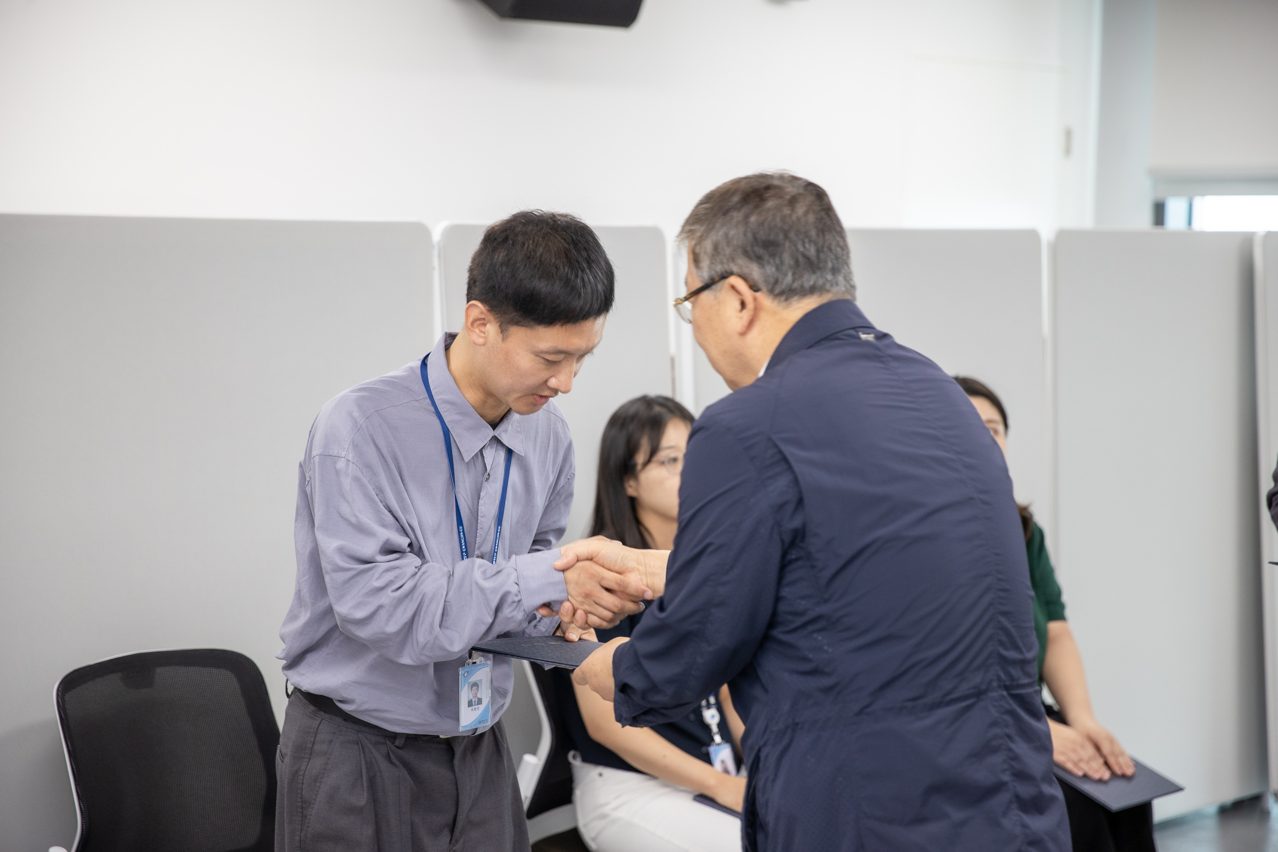 20250630-2025 하반기 정기인사 발령장 수여식 20250630-117371_L_123005.jpg
