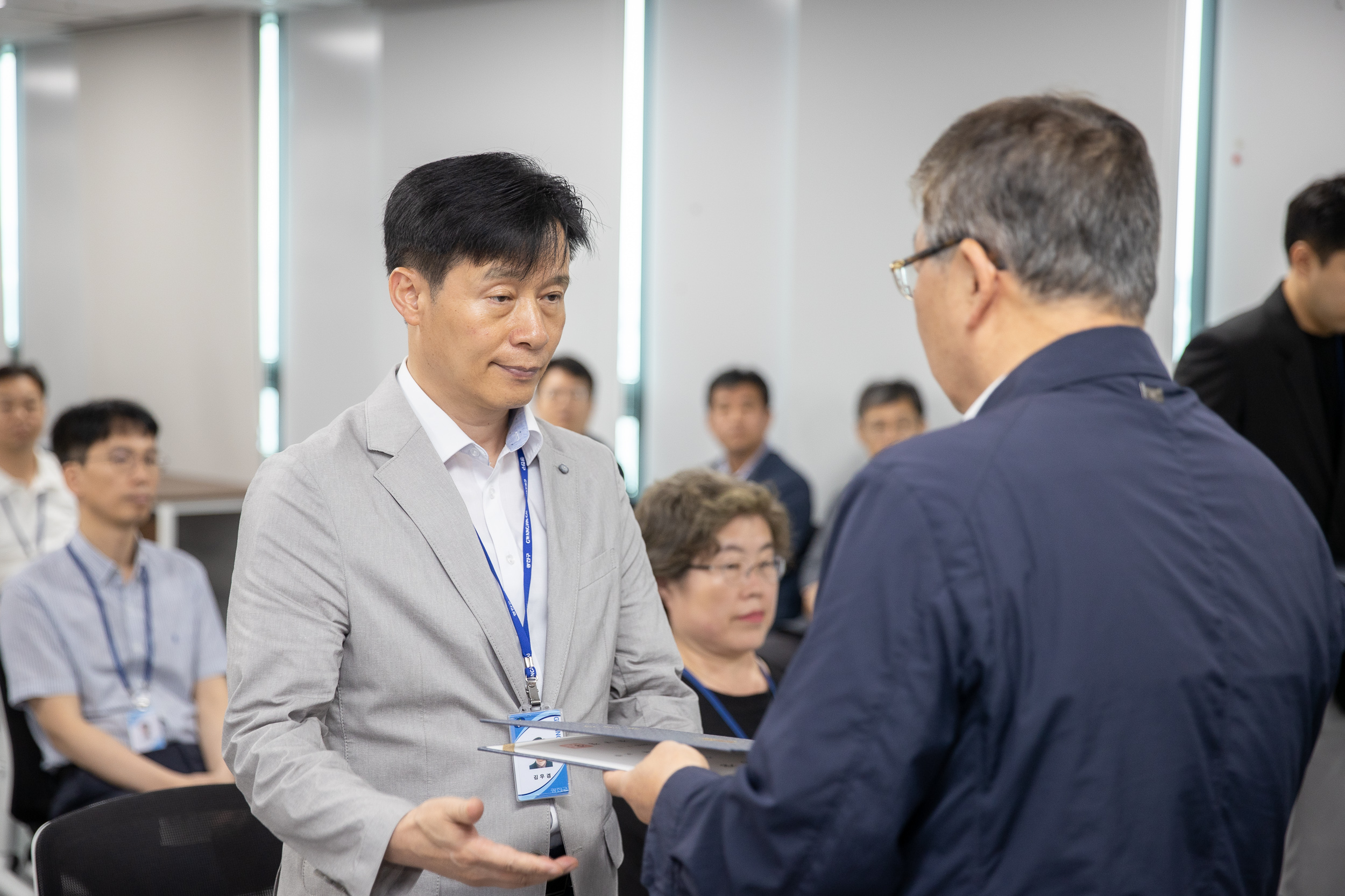 20250630-2025 하반기 정기인사 발령장 수여식 20250630-116437_L_122957.jpg