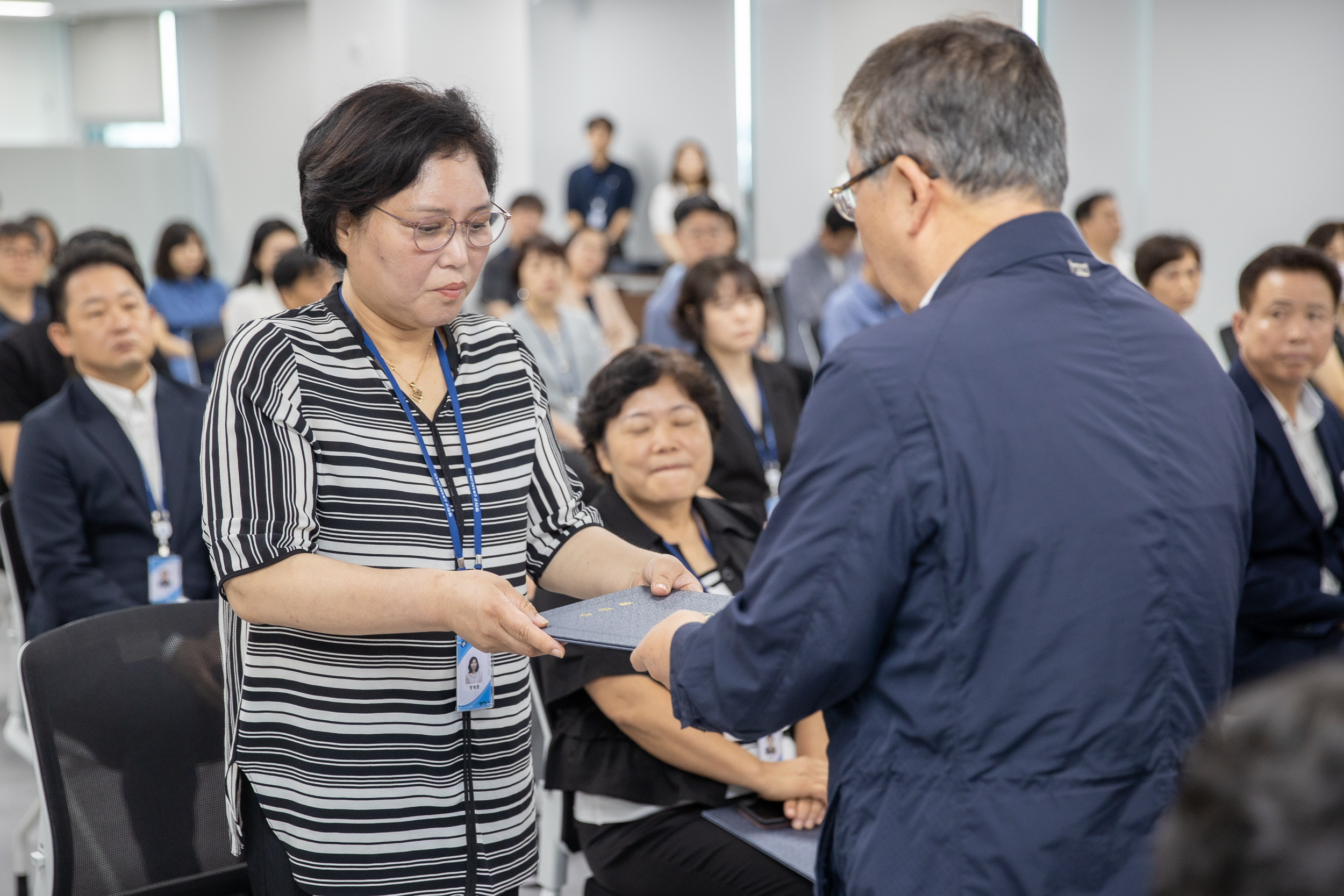 20250630-2025 하반기 정기인사 발령장 수여식 20250630-116500_L_122958.jpg