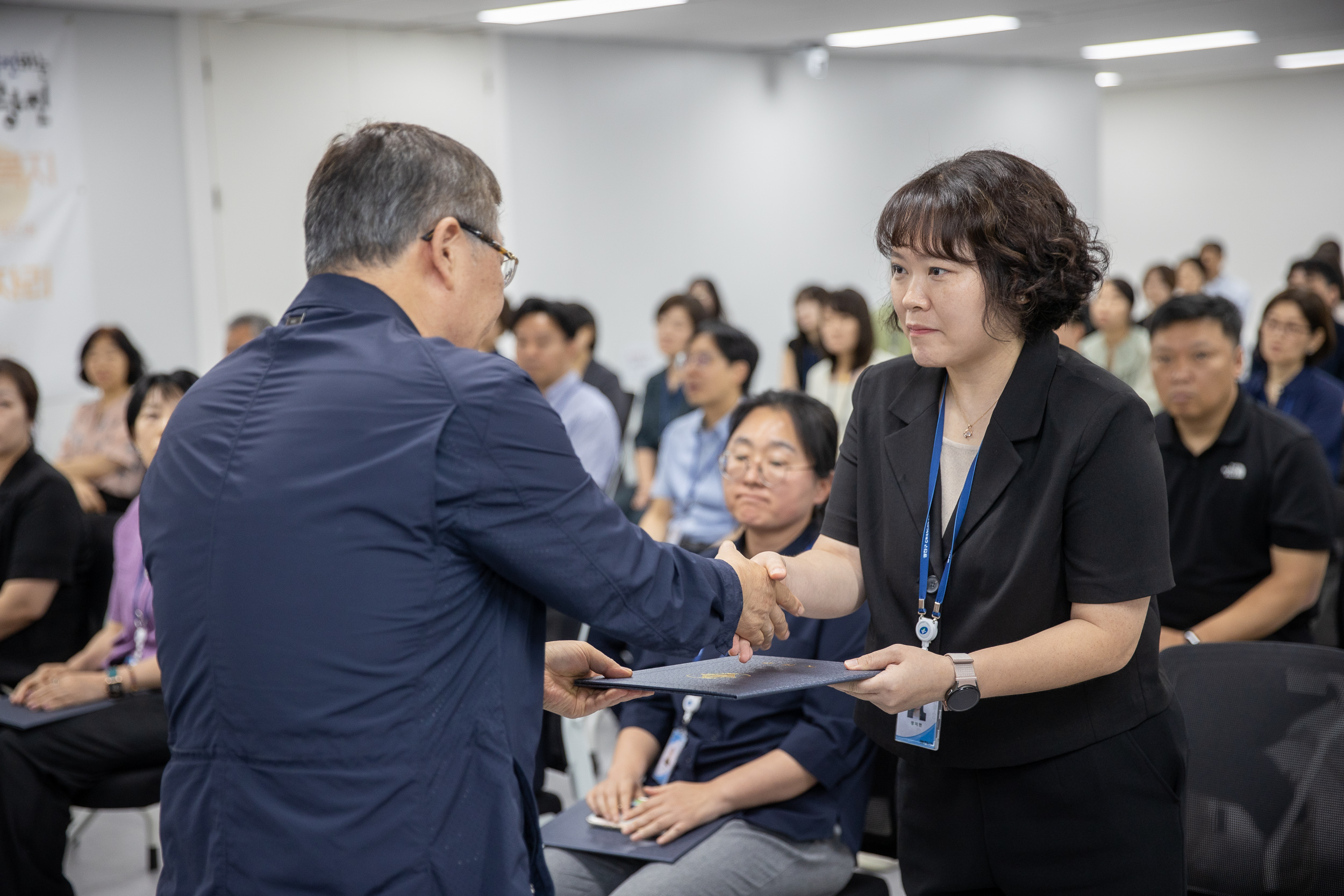 20250630-2025 하반기 정기인사 발령장 수여식 20250630-116622_L_122959.jpg