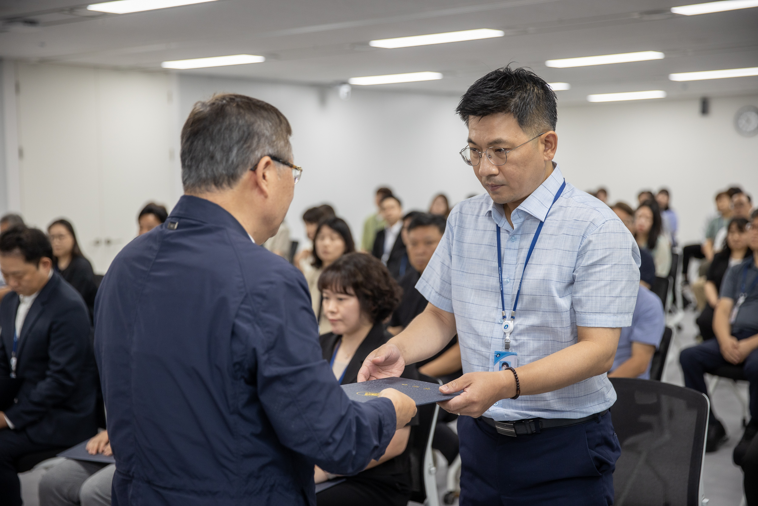20250630-2025 하반기 정기인사 발령장 수여식 20250630-116629_L_122959.jpg