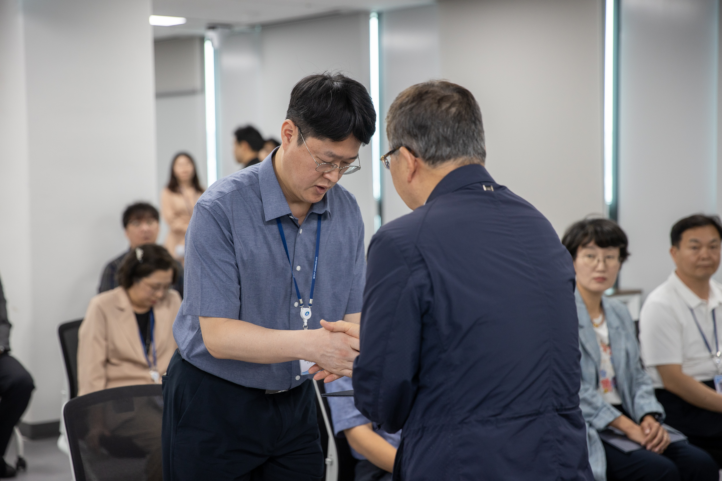 20250630-2025 하반기 정기인사 발령장 수여식 20250630-116701_L_122959.jpg