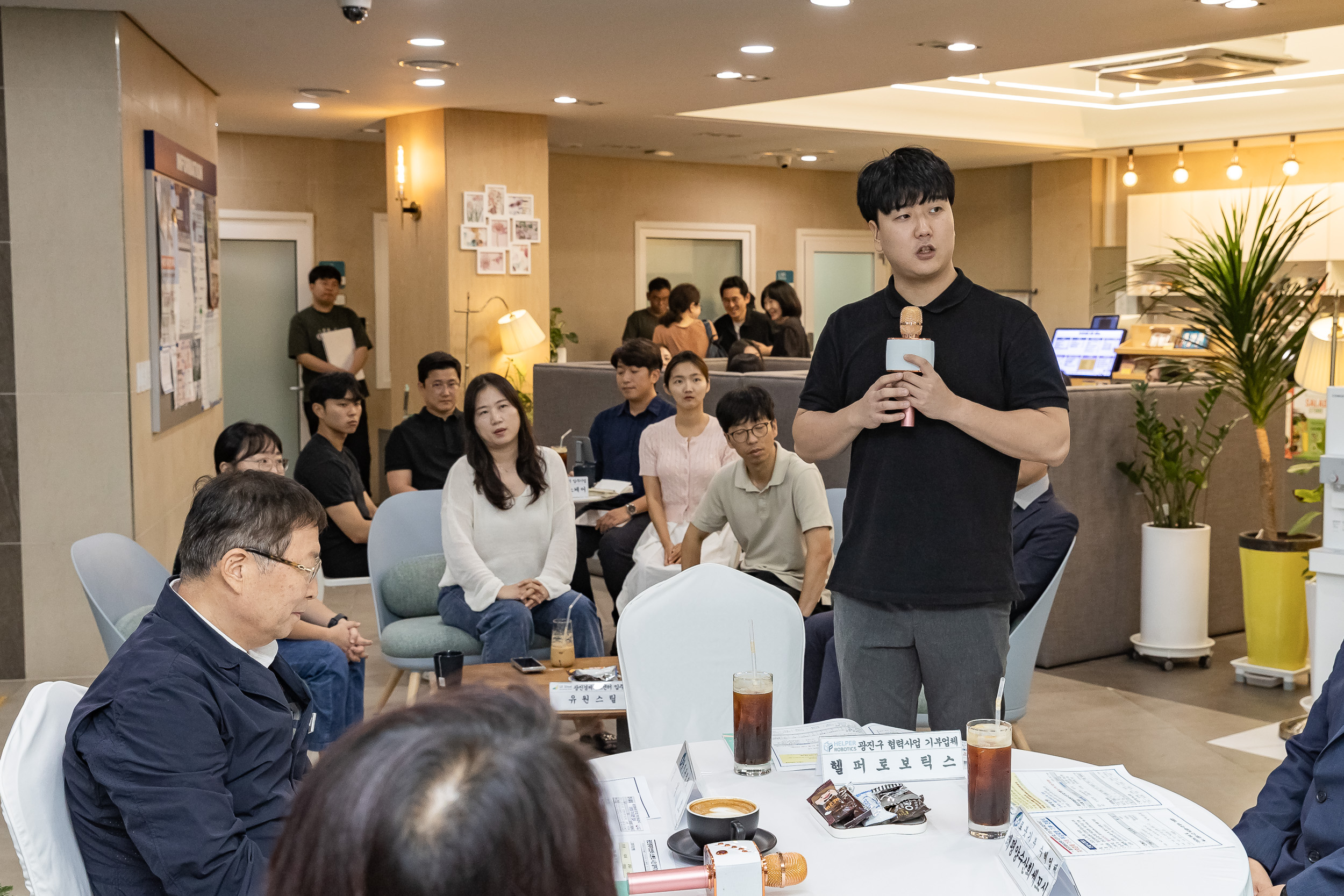 20250828-광진경제허브센터 입주기업 구정 연계사업 지역경제 기여 로봇 기부 전달식 20250828-11255_L_085720.jpg