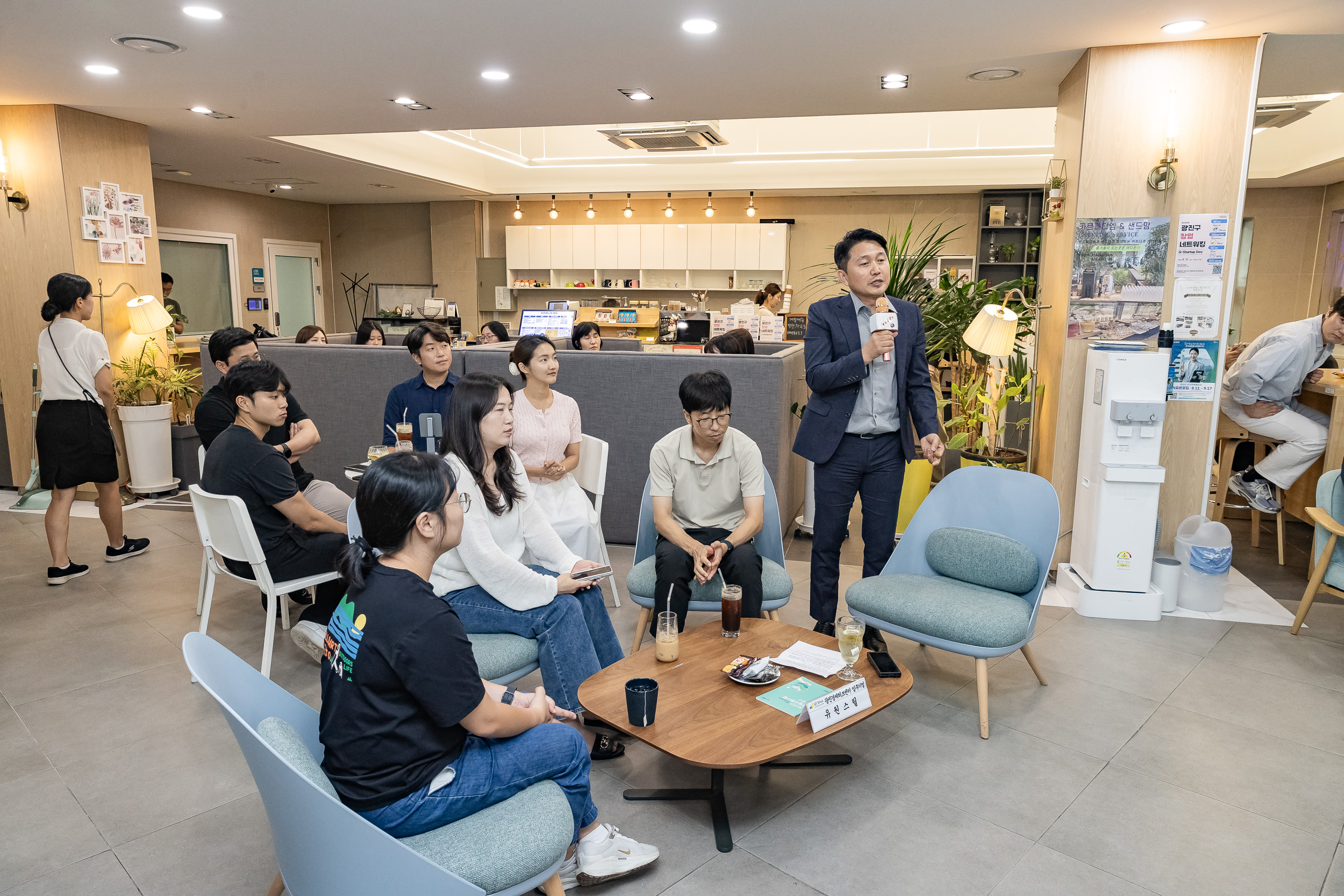 20250828-광진경제허브센터 입주기업 구정 연계사업 지역경제 기여 로봇 기부 전달식 20250828-11291_L_085720.jpg