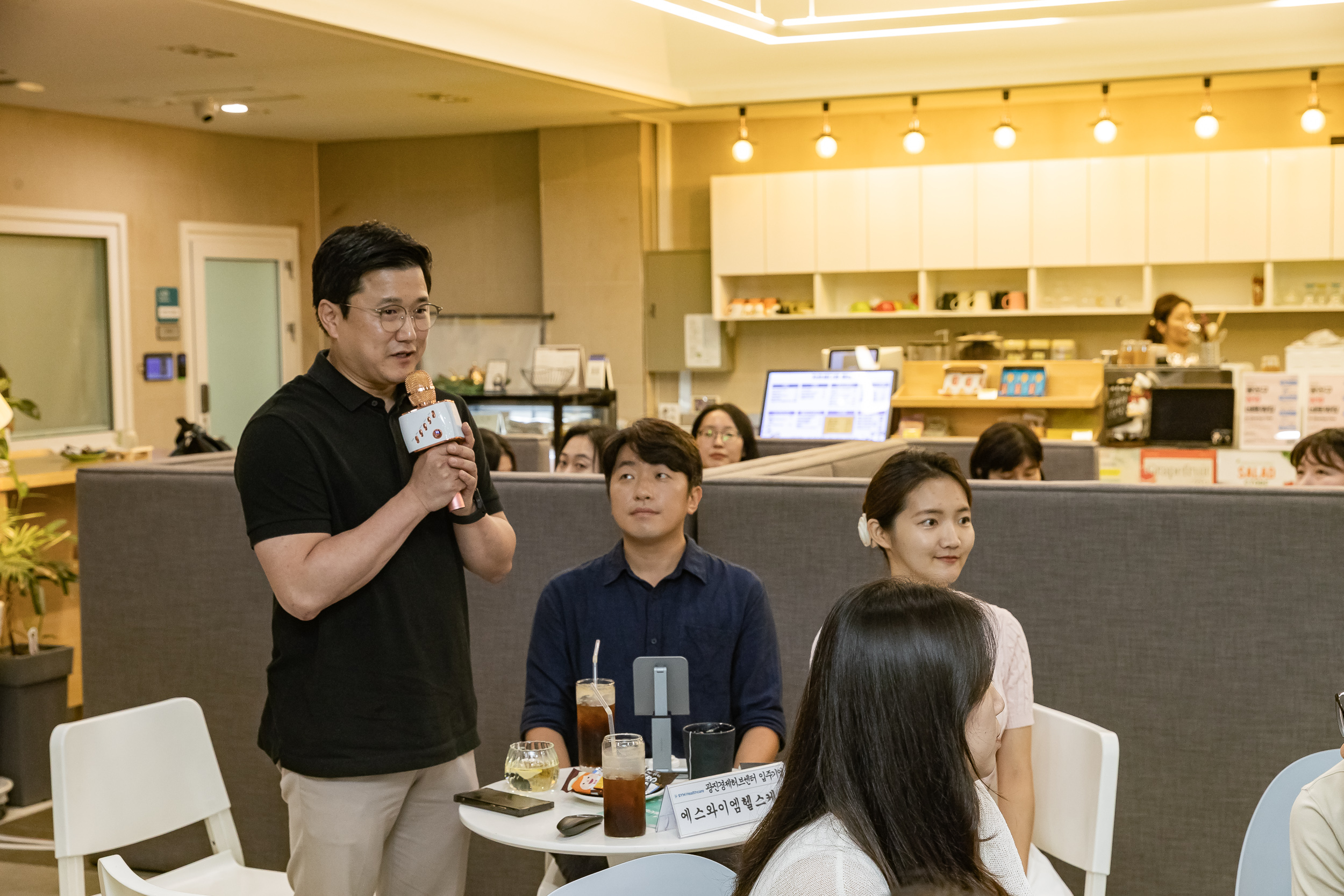 20250828-광진경제허브센터 입주기업 구정 연계사업 지역경제 기여 로봇 기부 전달식 20250828-11294_L_085720.jpg