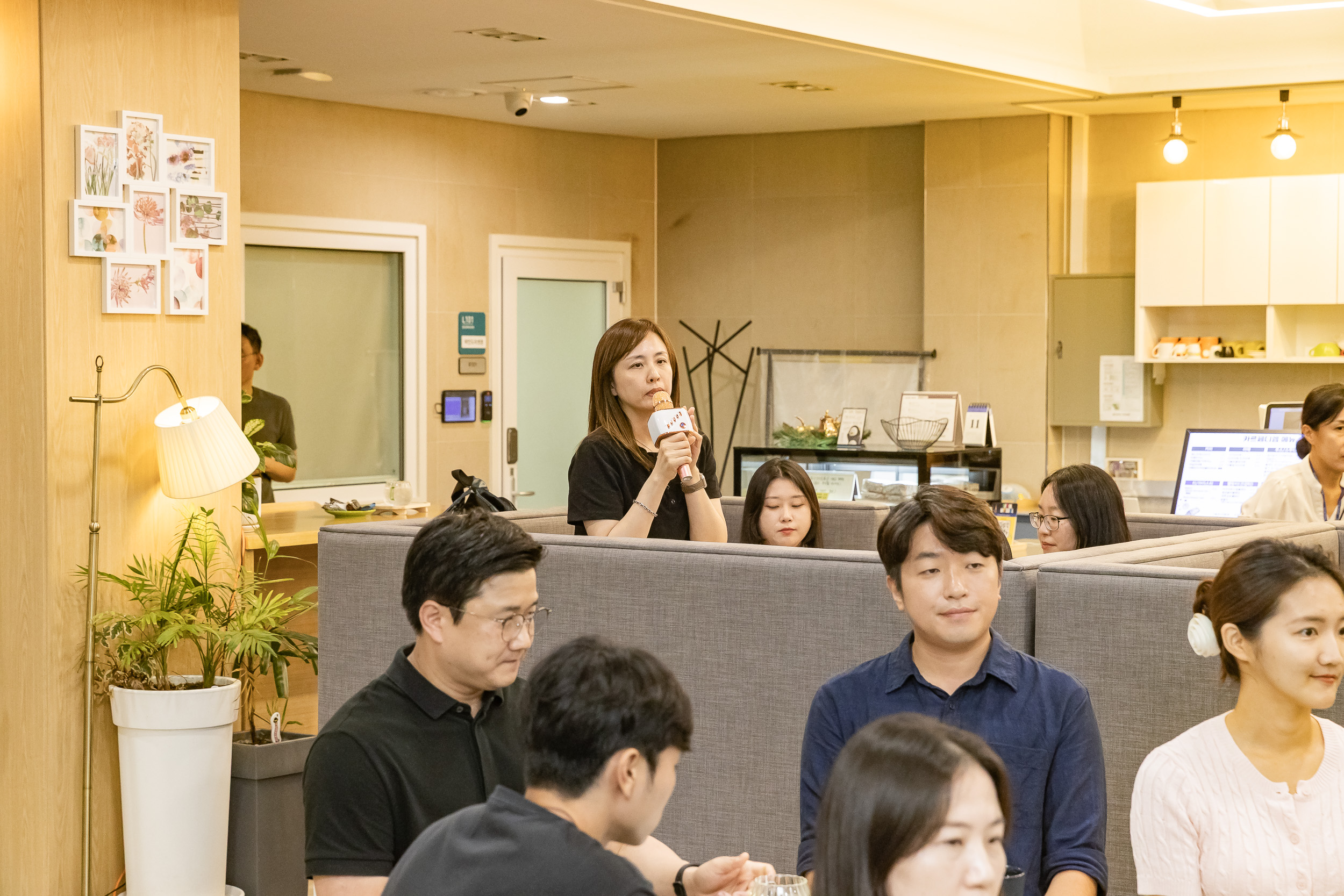 20250828-광진경제허브센터 입주기업 구정 연계사업 지역경제 기여 로봇 기부 전달식 20250828-11299_L_085720.jpg