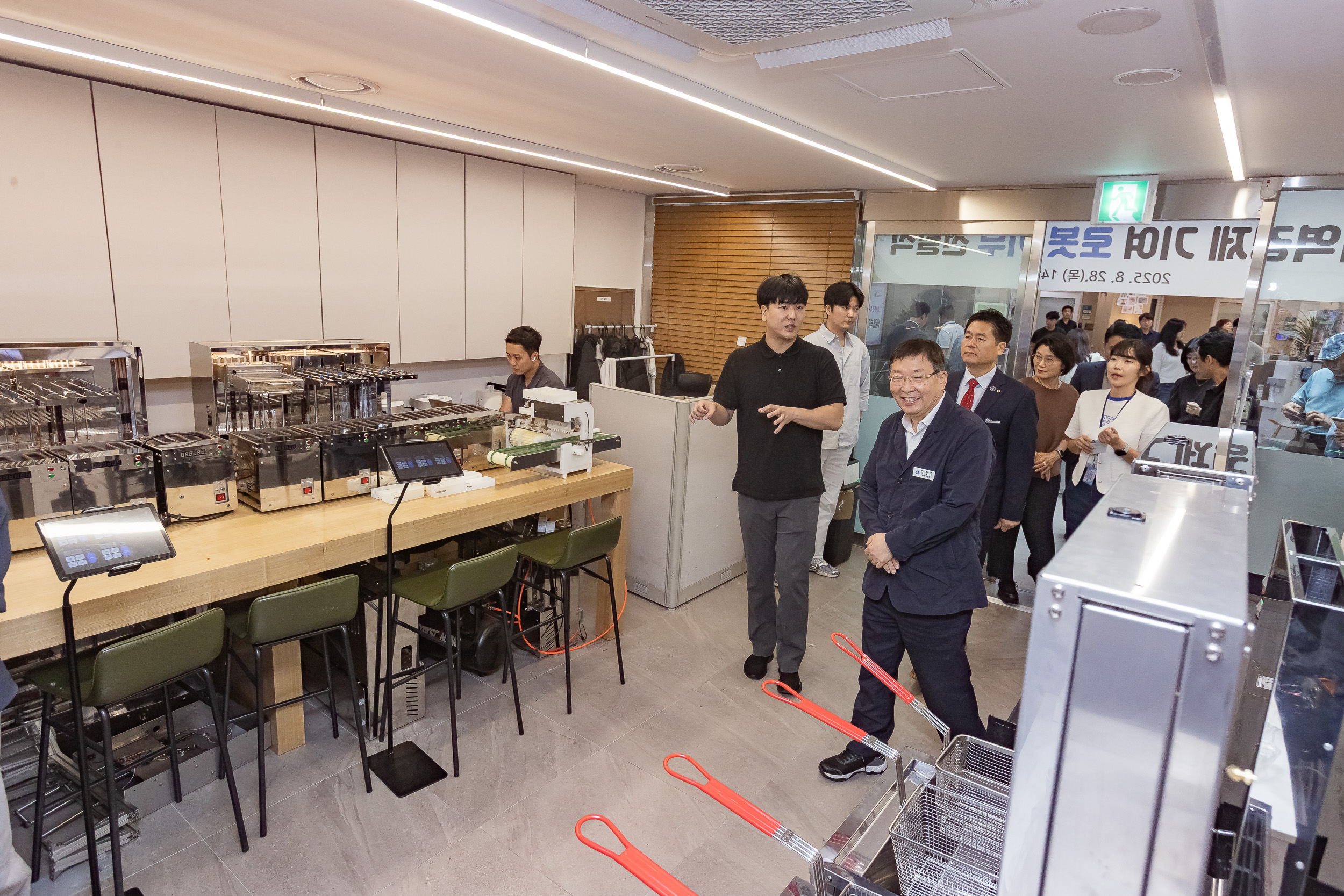 20250828-광진경제허브센터 입주기업 구정 연계사업 지역경제 기여 로봇 기부 전달식 20250828-11334_L_085720.jpg