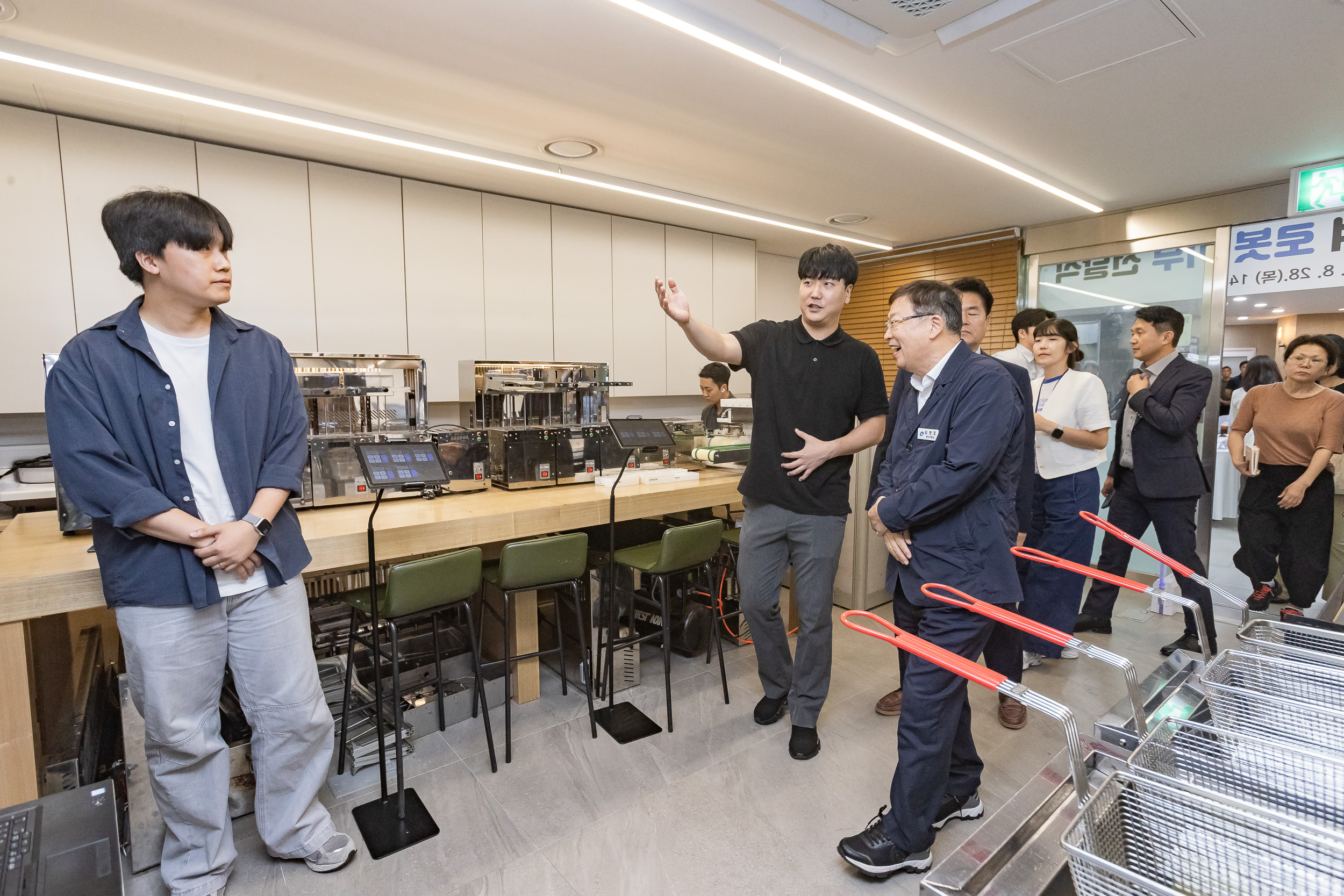 20250828-광진경제허브센터 입주기업 구정 연계사업 지역경제 기여 로봇 기부 전달식 20250828-11339_L_085720.jpg