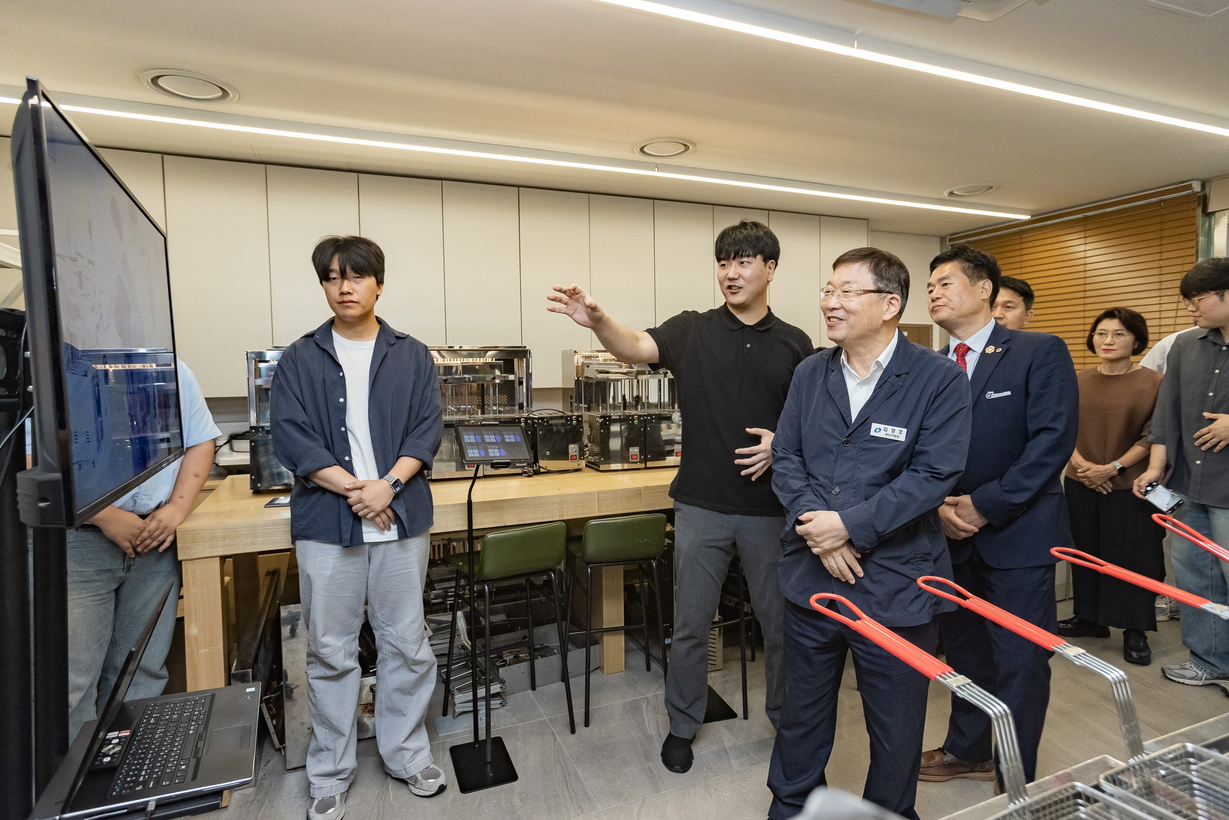 20250828-광진경제허브센터 입주기업 구정 연계사업 지역경제 기여 로봇 기부 전달식 20250828-11354_L_085720.jpg