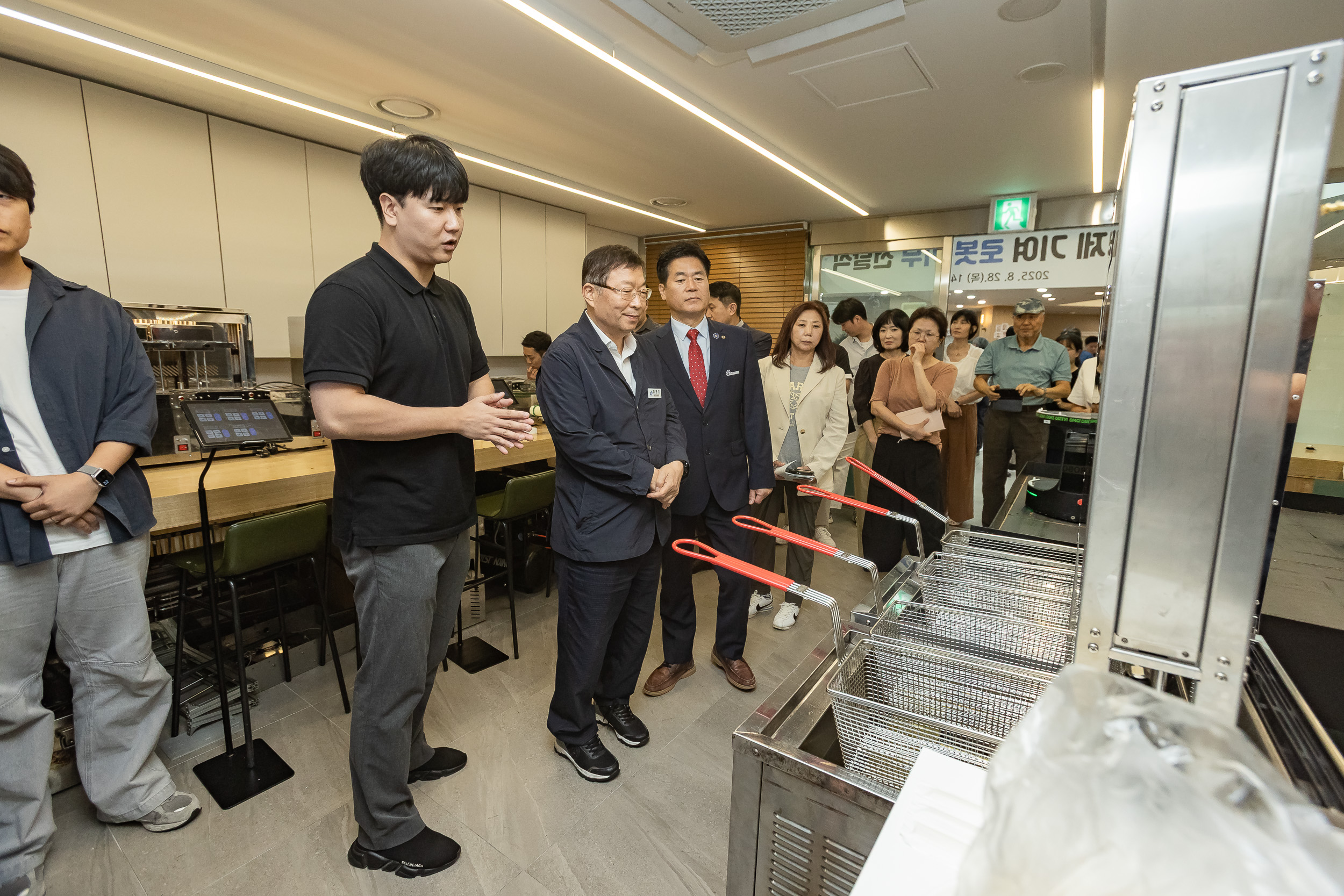 20250828-광진경제허브센터 입주기업 구정 연계사업 지역경제 기여 로봇 기부 전달식 20250828-11361_L_085720.jpg