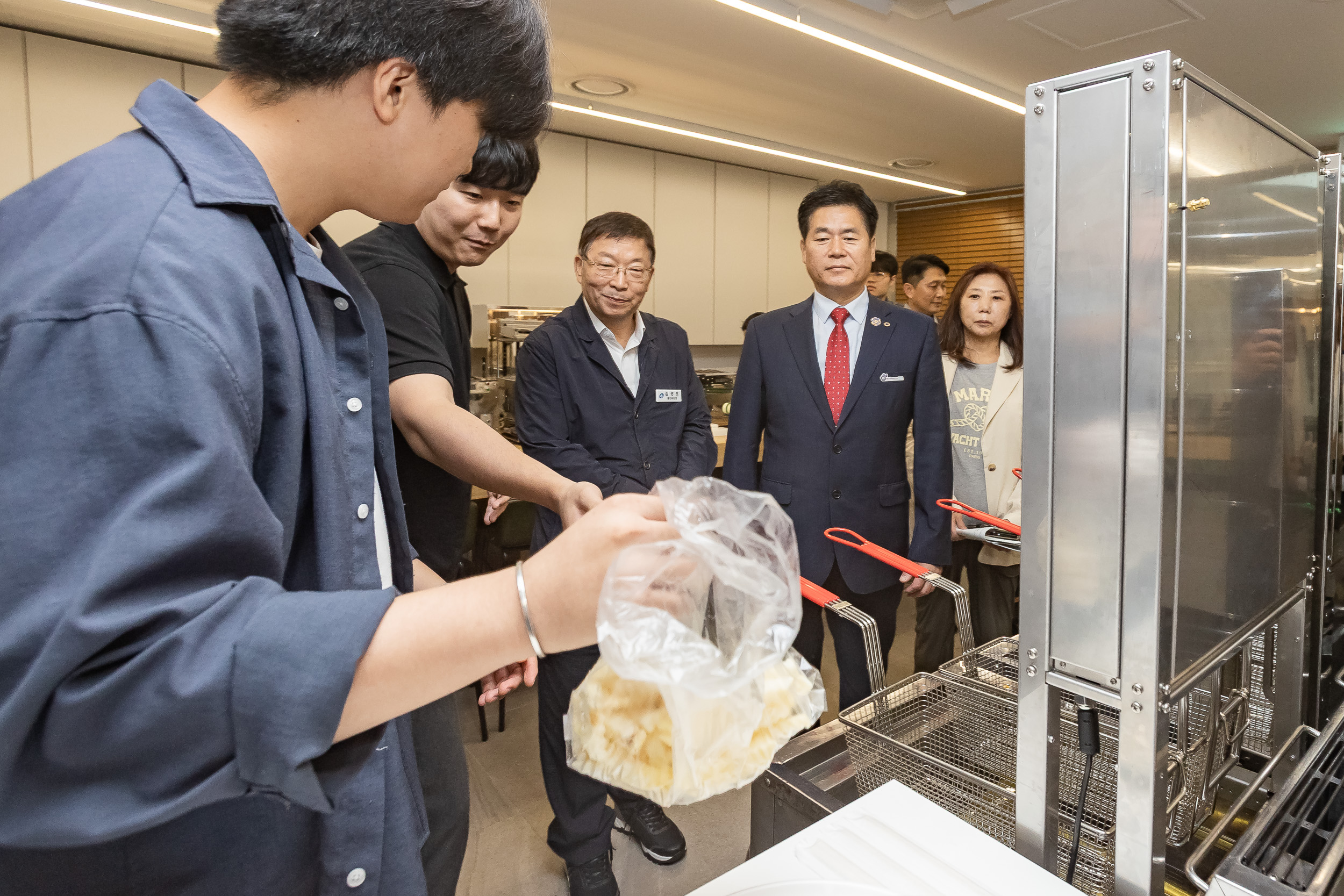 20250828-광진경제허브센터 입주기업 구정 연계사업 지역경제 기여 로봇 기부 전달식 20250828-11370_L_085720.jpg