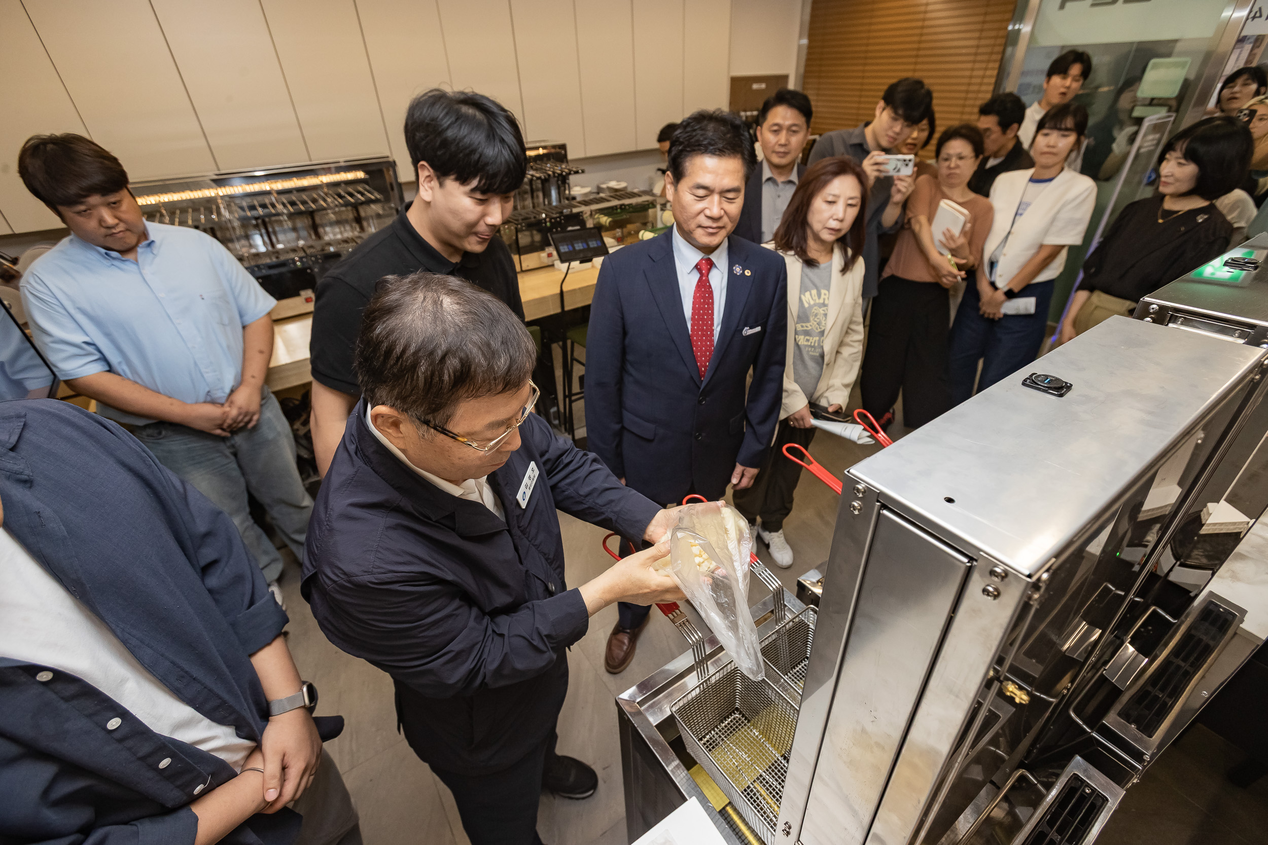 20250828-광진경제허브센터 입주기업 구정 연계사업 지역경제 기여 로봇 기부 전달식 20250828-11374_L_085720.jpg