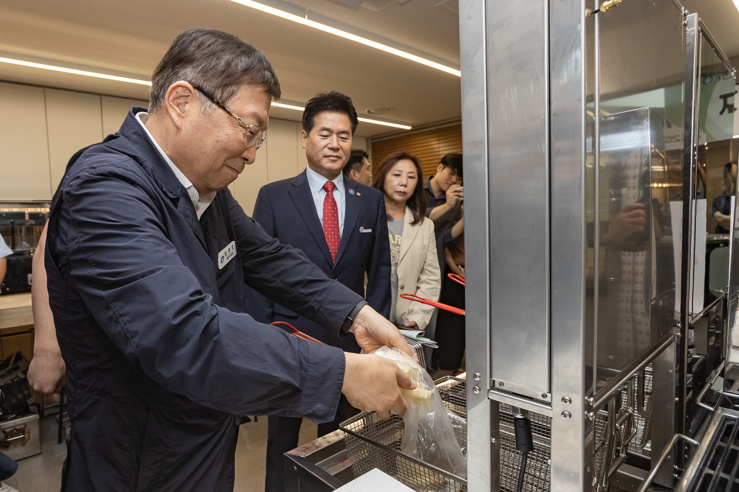 20250828-광진경제허브센터 입주기업 구정 연계사업 지역경제 기여 로봇 기부 전달식 20250828-11382_L_085720.jpg