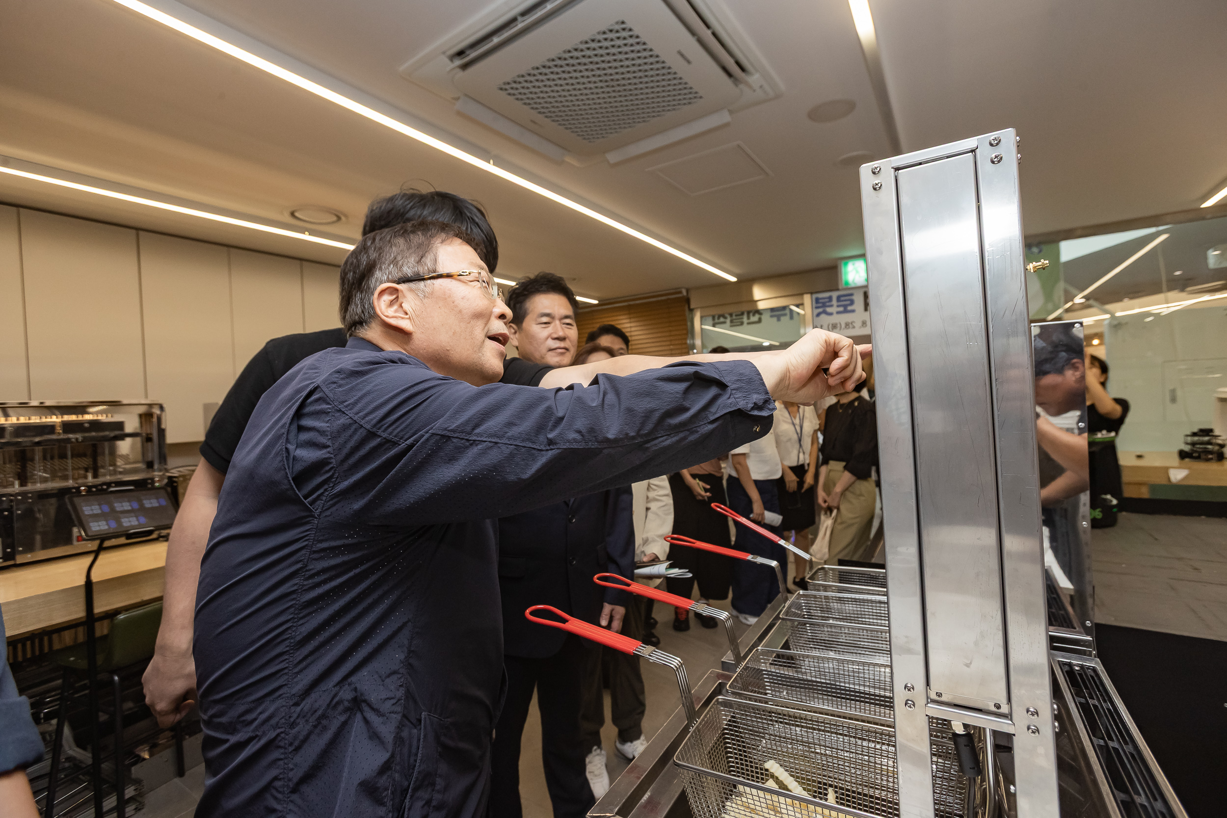 20250828-광진경제허브센터 입주기업 구정 연계사업 지역경제 기여 로봇 기부 전달식 20250828-11392_L_085720.jpg