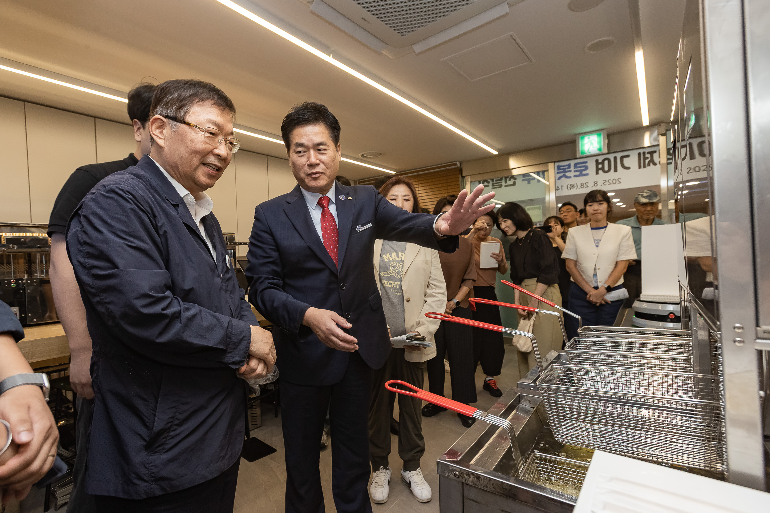 20250828-광진경제허브센터 입주기업 구정 연계사업 지역경제 기여 로봇 기부 전달식 20250828-11413_L_085720.jpg