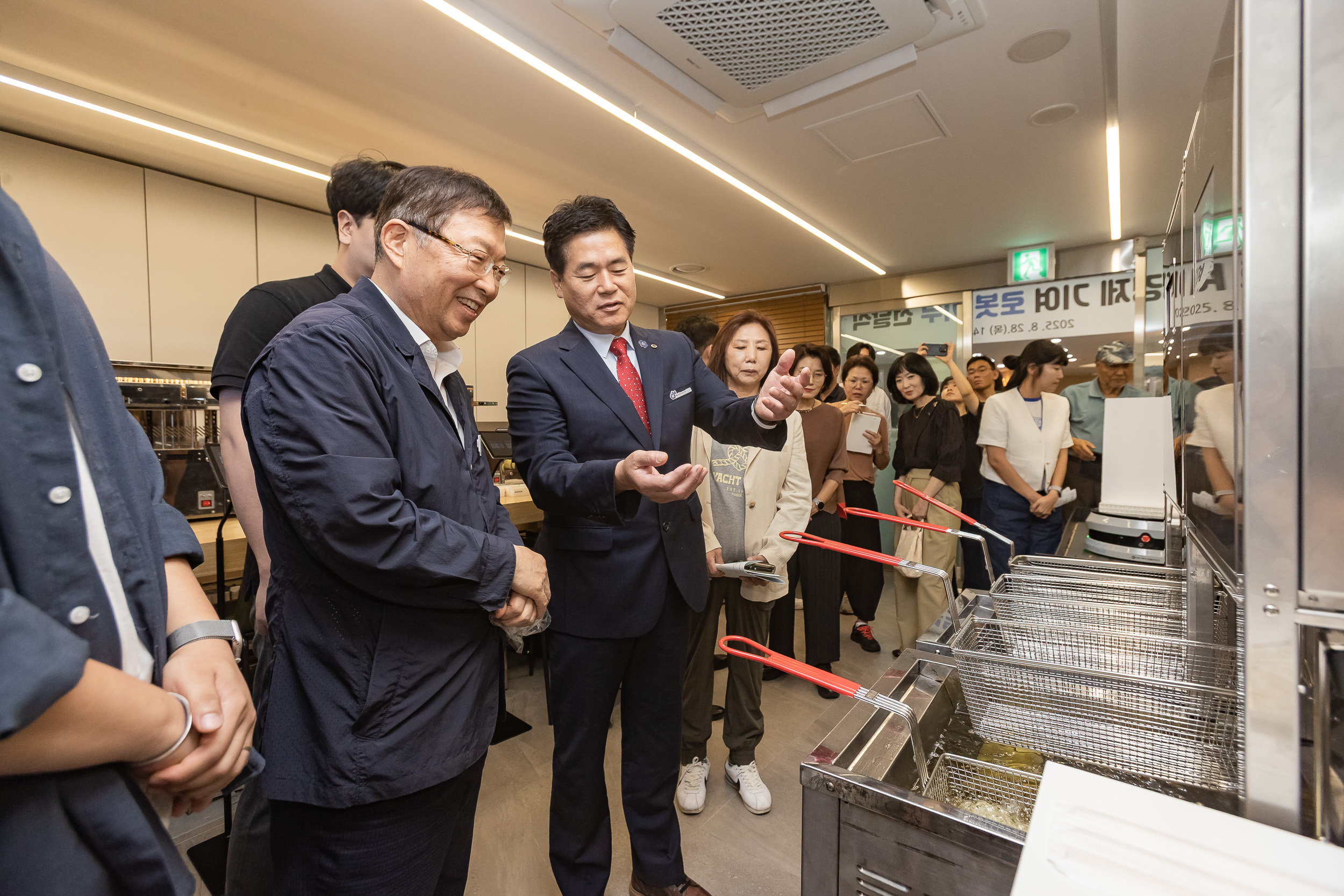 20250828-광진경제허브센터 입주기업 구정 연계사업 지역경제 기여 로봇 기부 전달식 20250828-11420_L_085721.jpg