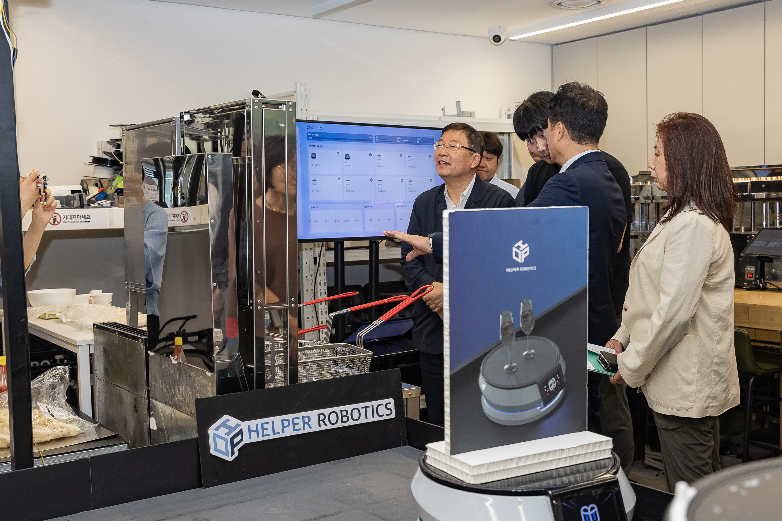 20250828-광진경제허브센터 입주기업 구정 연계사업 지역경제 기여 로봇 기부 전달식 20250828-11433_L_085721.jpg