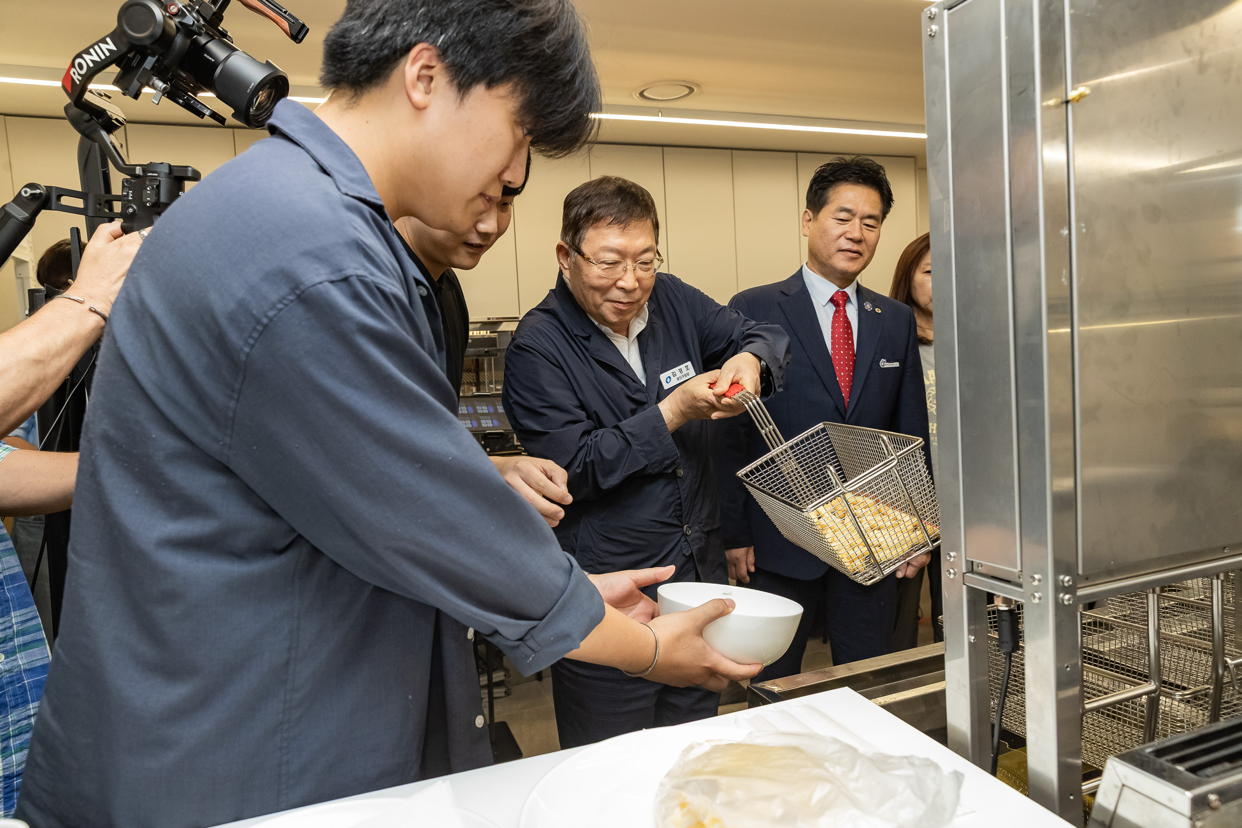 20250828-광진경제허브센터 입주기업 구정 연계사업 지역경제 기여 로봇 기부 전달식 20250828-11444_L_085721.jpg
