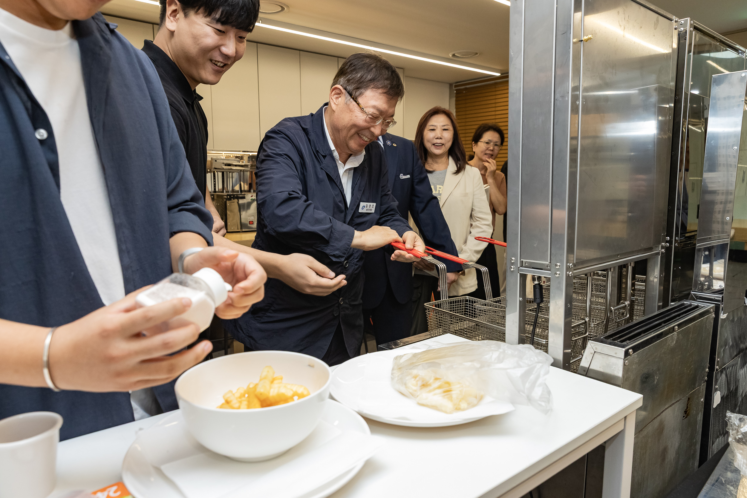 20250828-광진경제허브센터 입주기업 구정 연계사업 지역경제 기여 로봇 기부 전달식 20250828-11470_L_085721.jpg