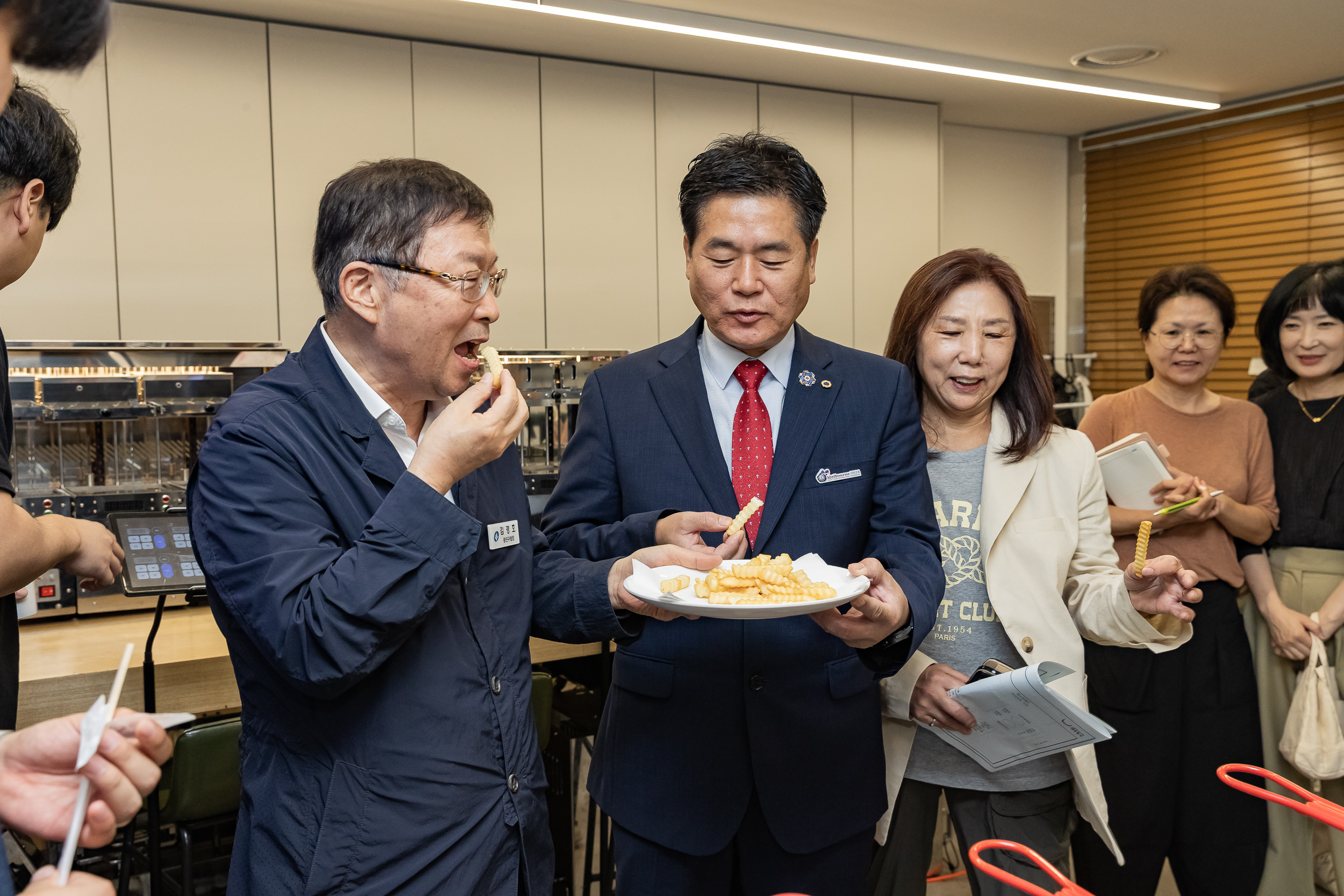 20250828-광진경제허브센터 입주기업 구정 연계사업 지역경제 기여 로봇 기부 전달식 20250828-11485_L_085721.jpg