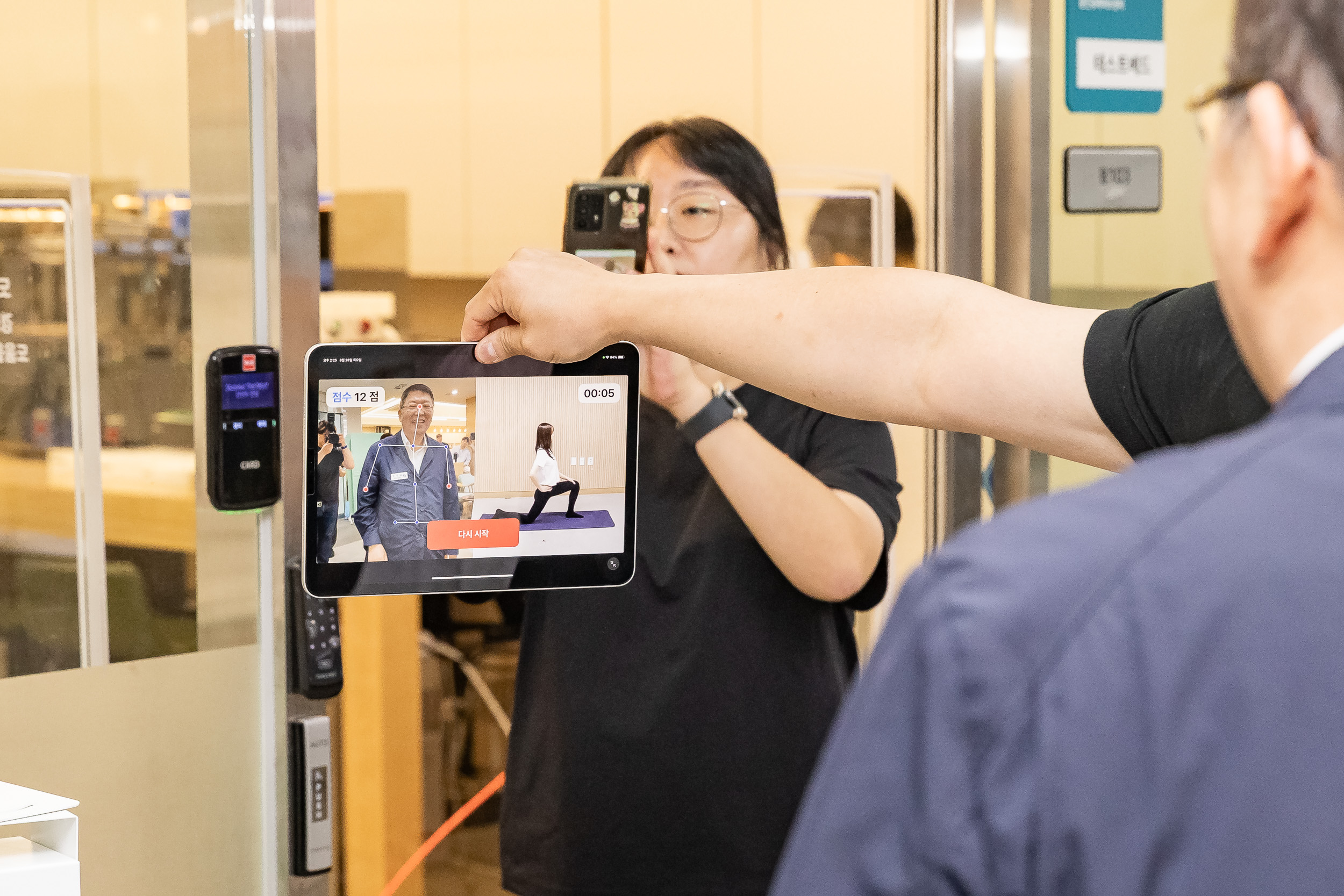 20250828-광진경제허브센터 입주기업 구정 연계사업 지역경제 기여 로봇 기부 전달식 20250828-11606_L_085721.jpg