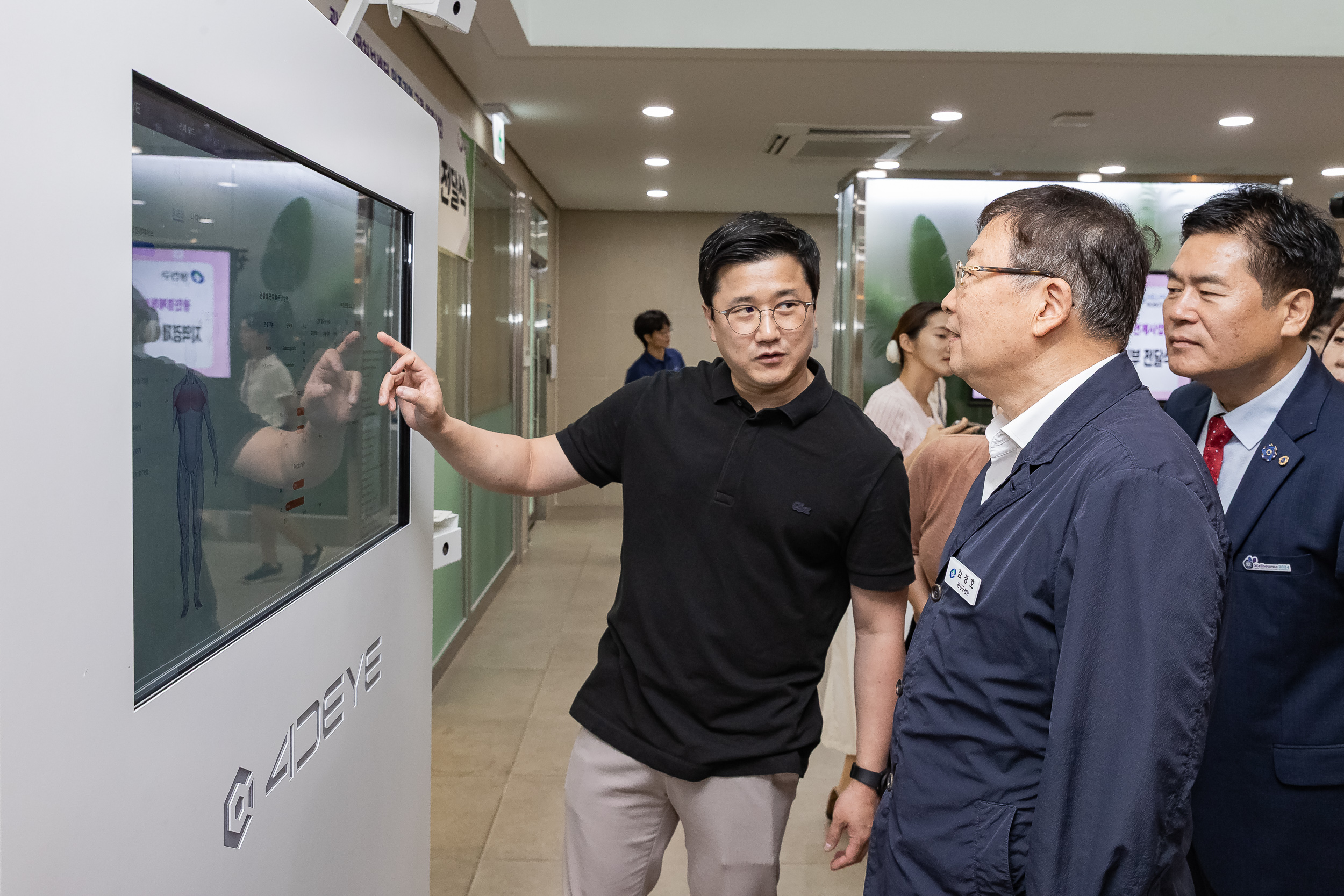 20250828-광진경제허브센터 입주기업 구정 연계사업 지역경제 기여 로봇 기부 전달식 20250828-11612_L_085721.jpg