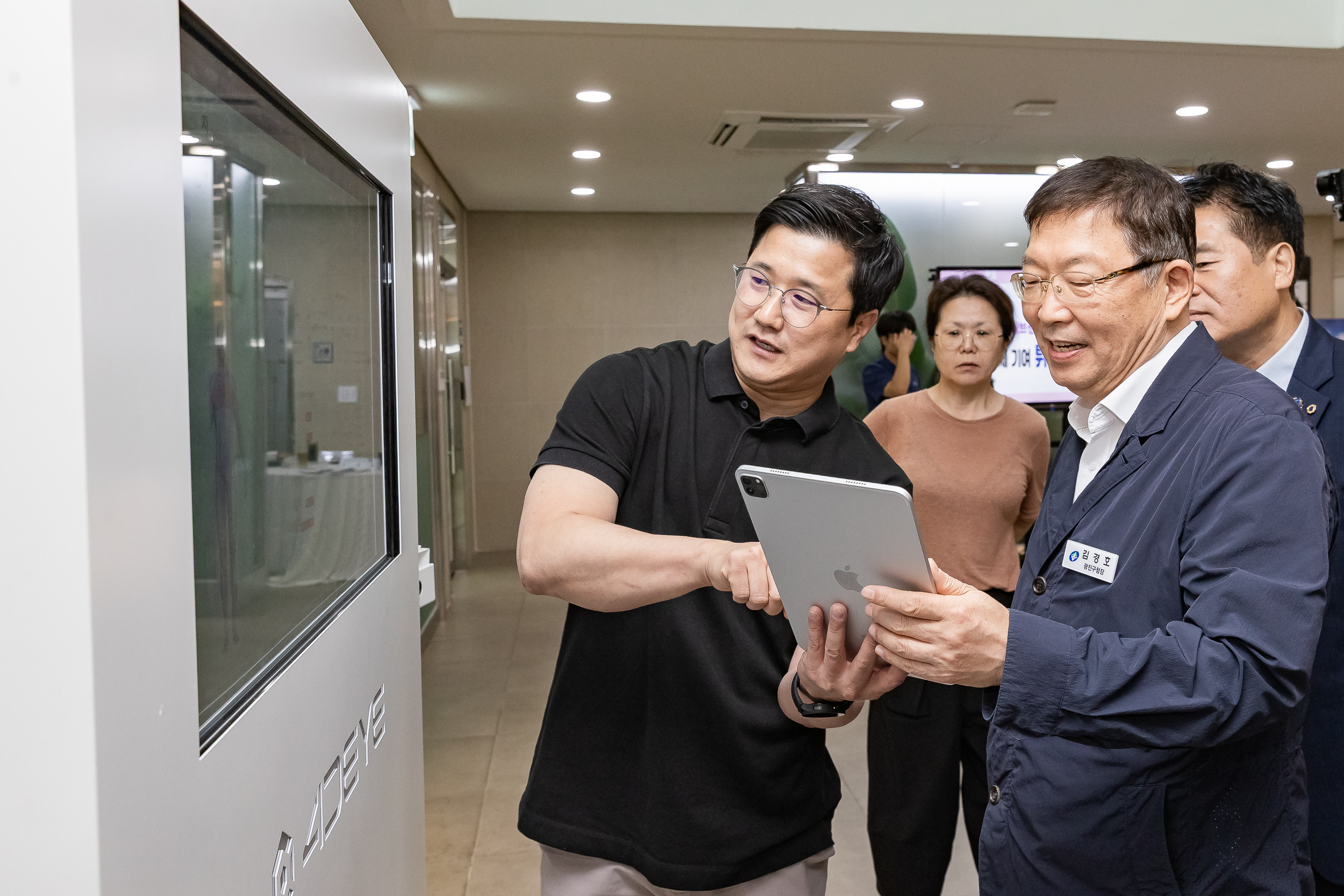 20250828-광진경제허브센터 입주기업 구정 연계사업 지역경제 기여 로봇 기부 전달식 20250828-11618_L_085721.jpg