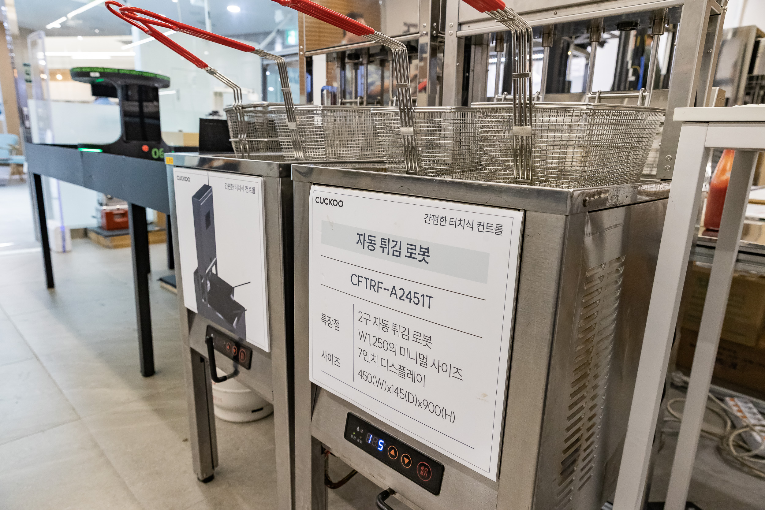 20250828-광진경제허브센터 입주기업 구정 연계사업 지역경제 기여 로봇 기부 전달식 20250828-11202_L_085719.jpg