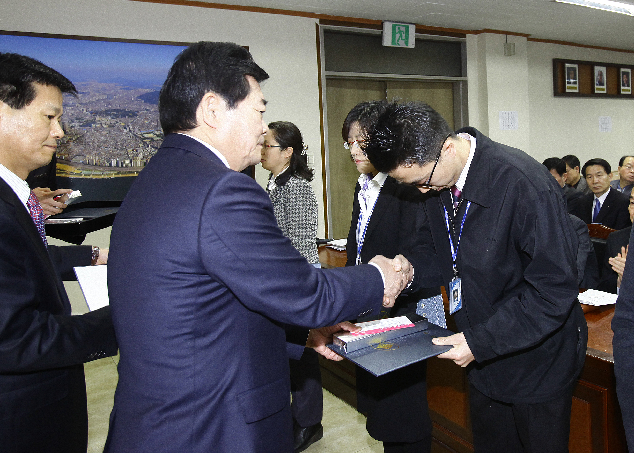 20110210-구확대 간부회의 표창 25258.JPG