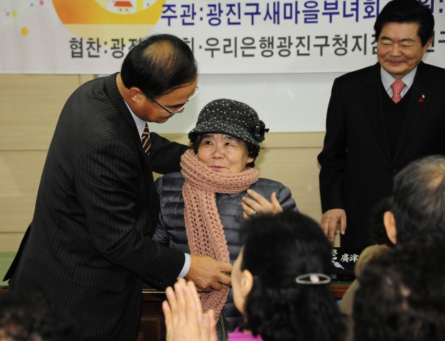 20111207-새마을 부녀회 사랑의 목도리 전달 44853.JPG