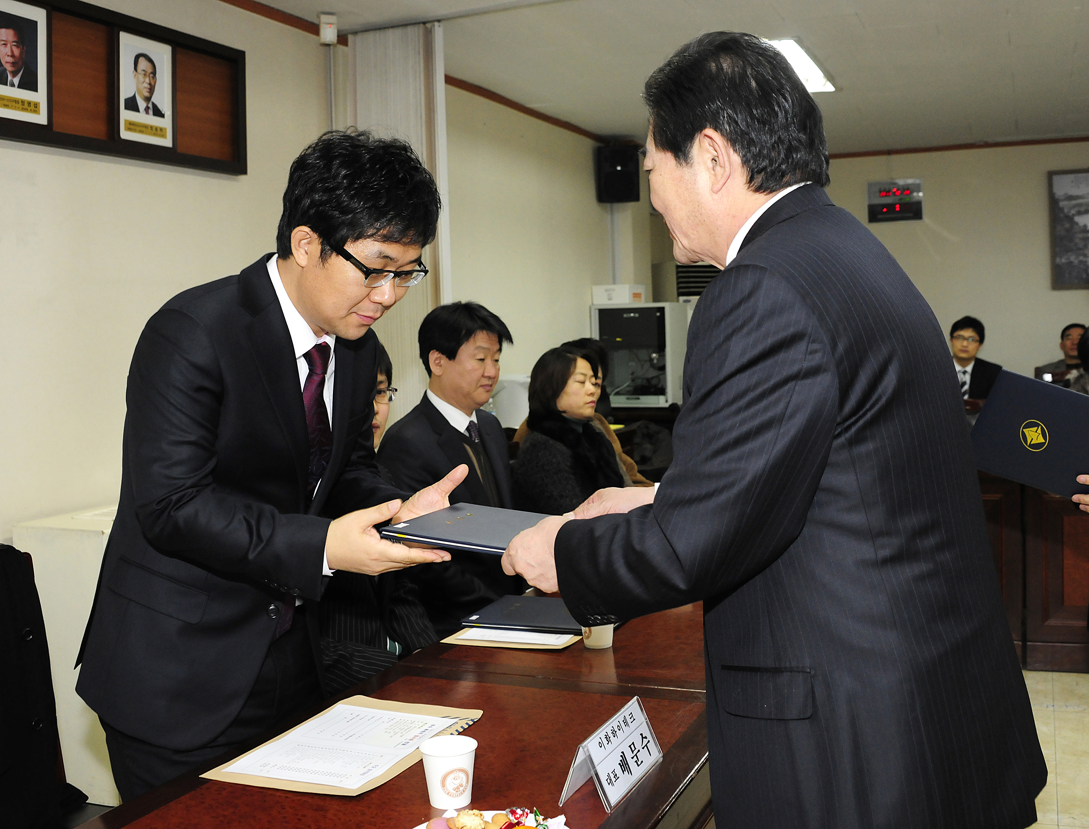 20111228-이웃돕기 우수 후원자 감사장 전달 47219.JPG