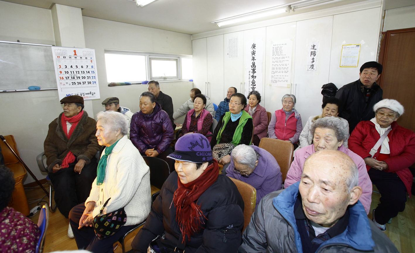 20110129-2011년 설맞이 경로당 및 사회복지시설 방문1 24109.JPG
