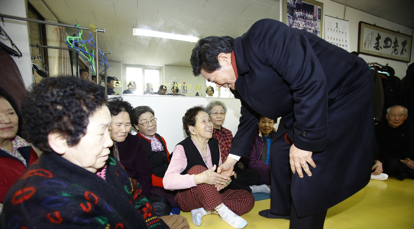 20110129-2011년 설맞이 경로당 및 사회복지시설 방문1 24139.JPG