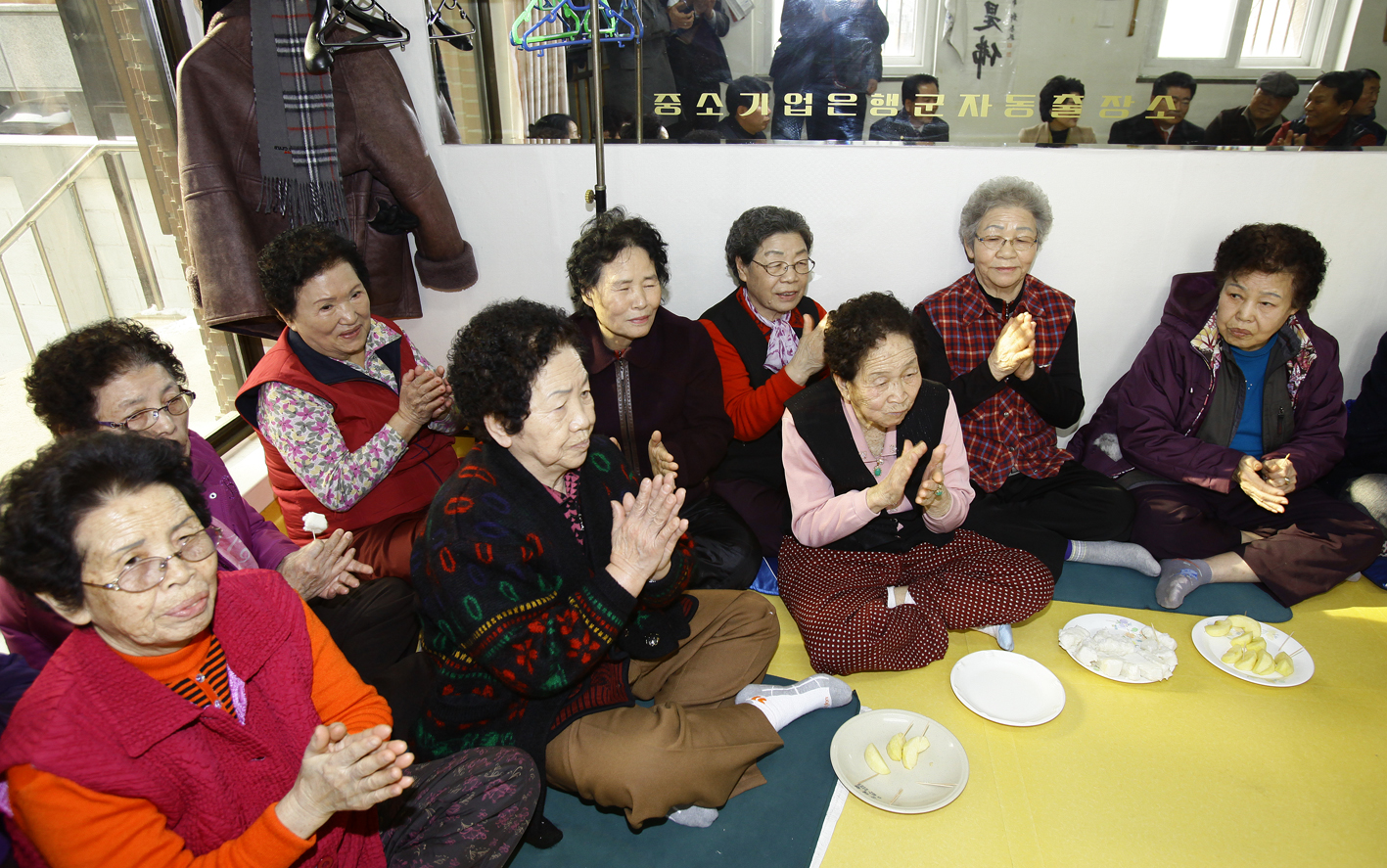 20110129-2011년 설맞이 경로당 및 사회복지시설 방문1 24149.JPG